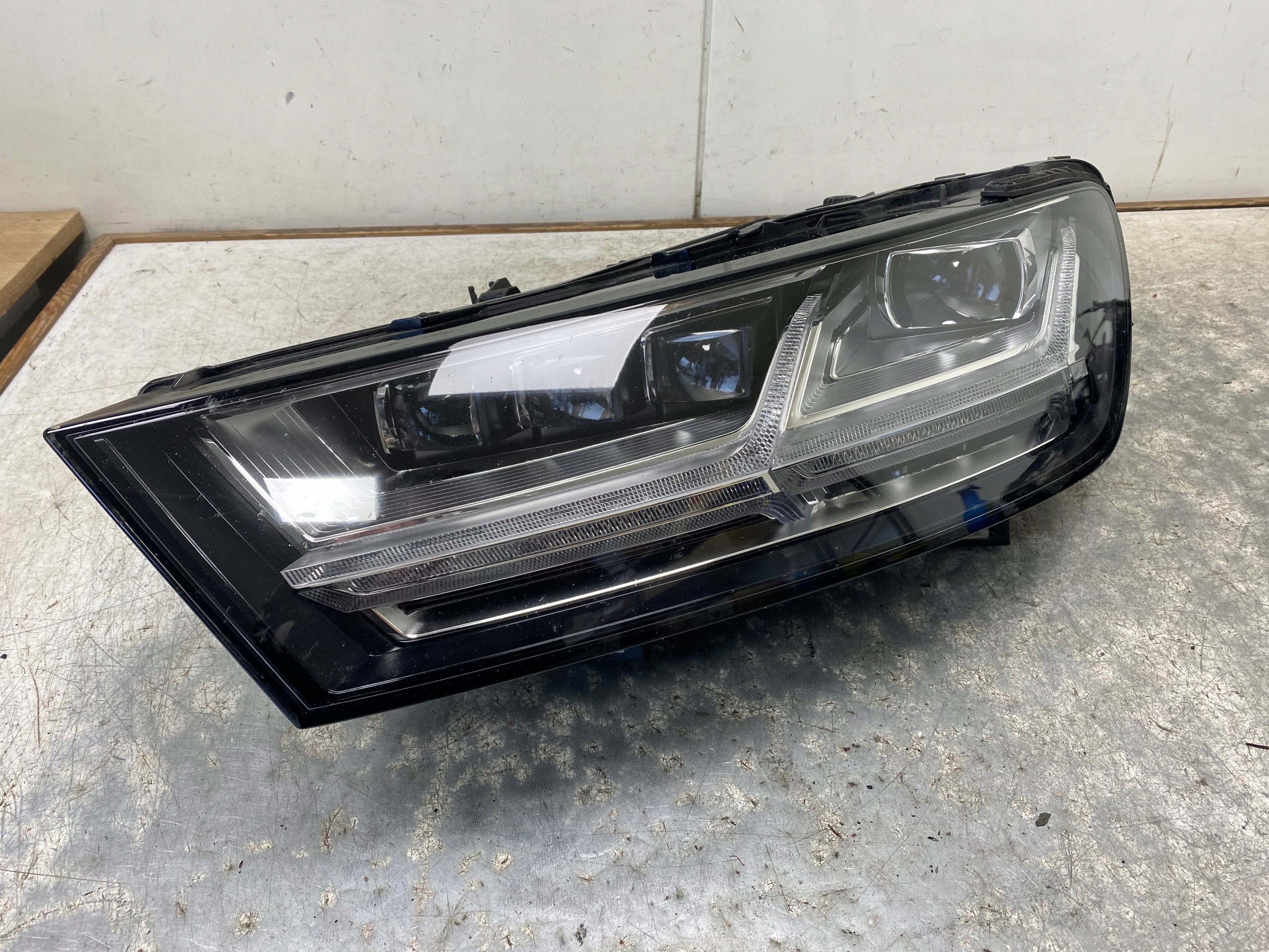 AUDI Q7 4M light left front MATRIX FULL LED LADNA 4M0941035
