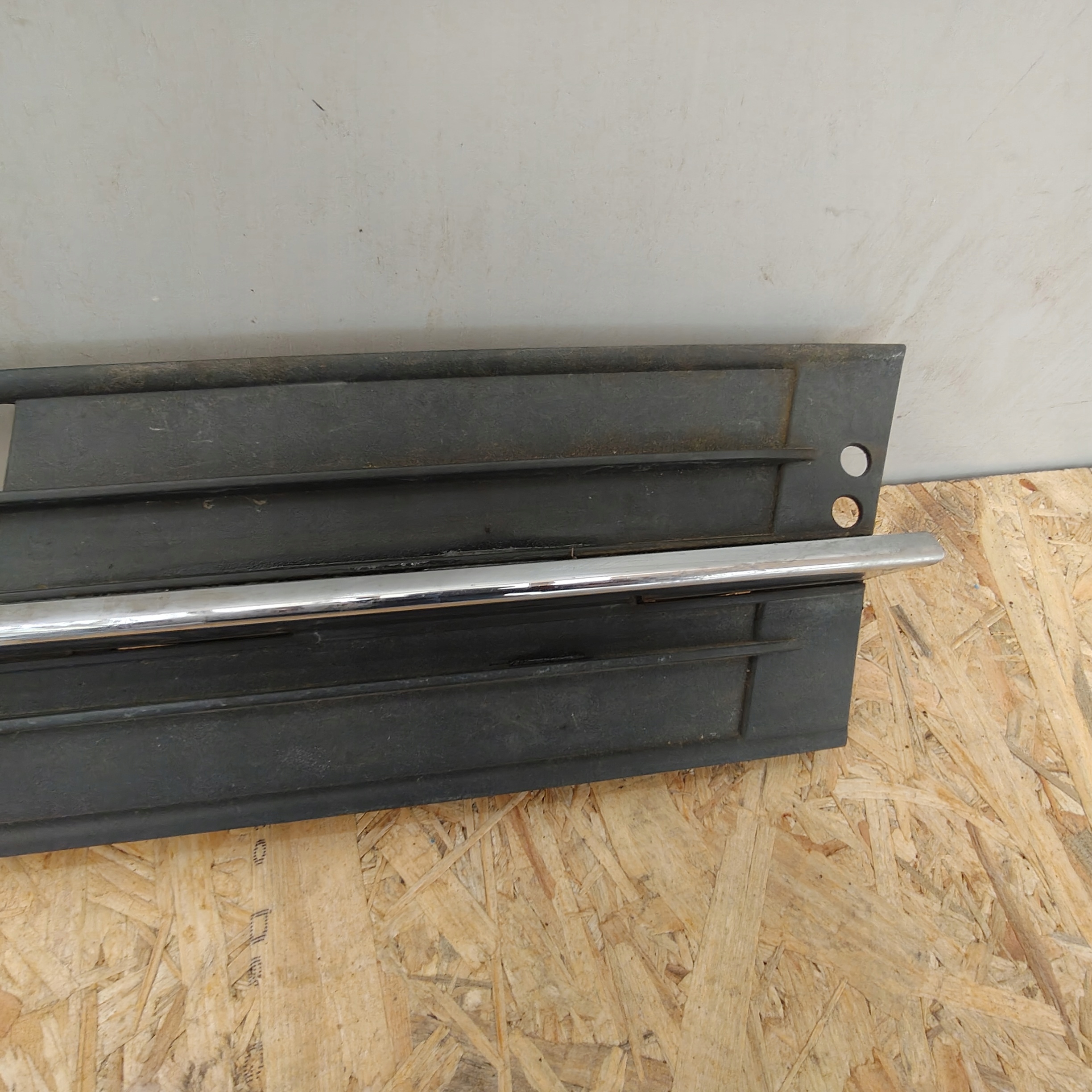 grid of a bumper front BMW 7 F01 51117295267