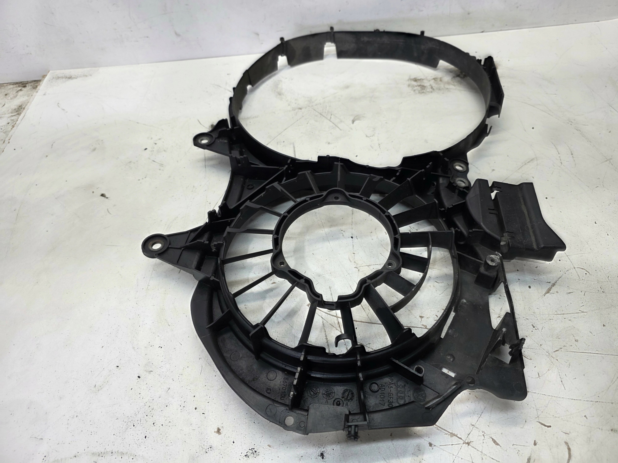 couverture ventilateurs AUDI A4 B7 2.5 TDI 8E0121205T original