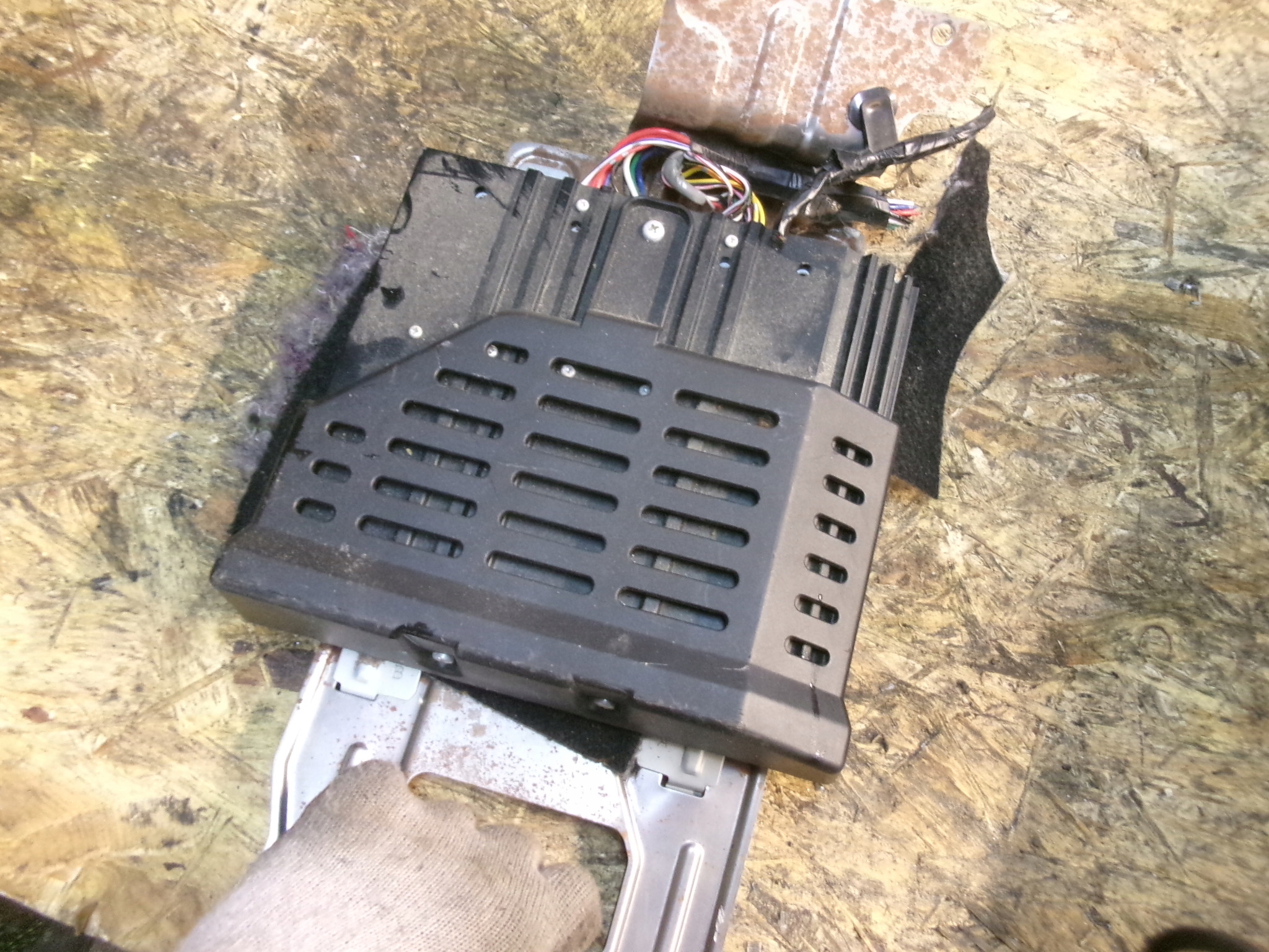 MITSUBISHI LANCER VIII АУДИО УСИЛИТЕЛЬ