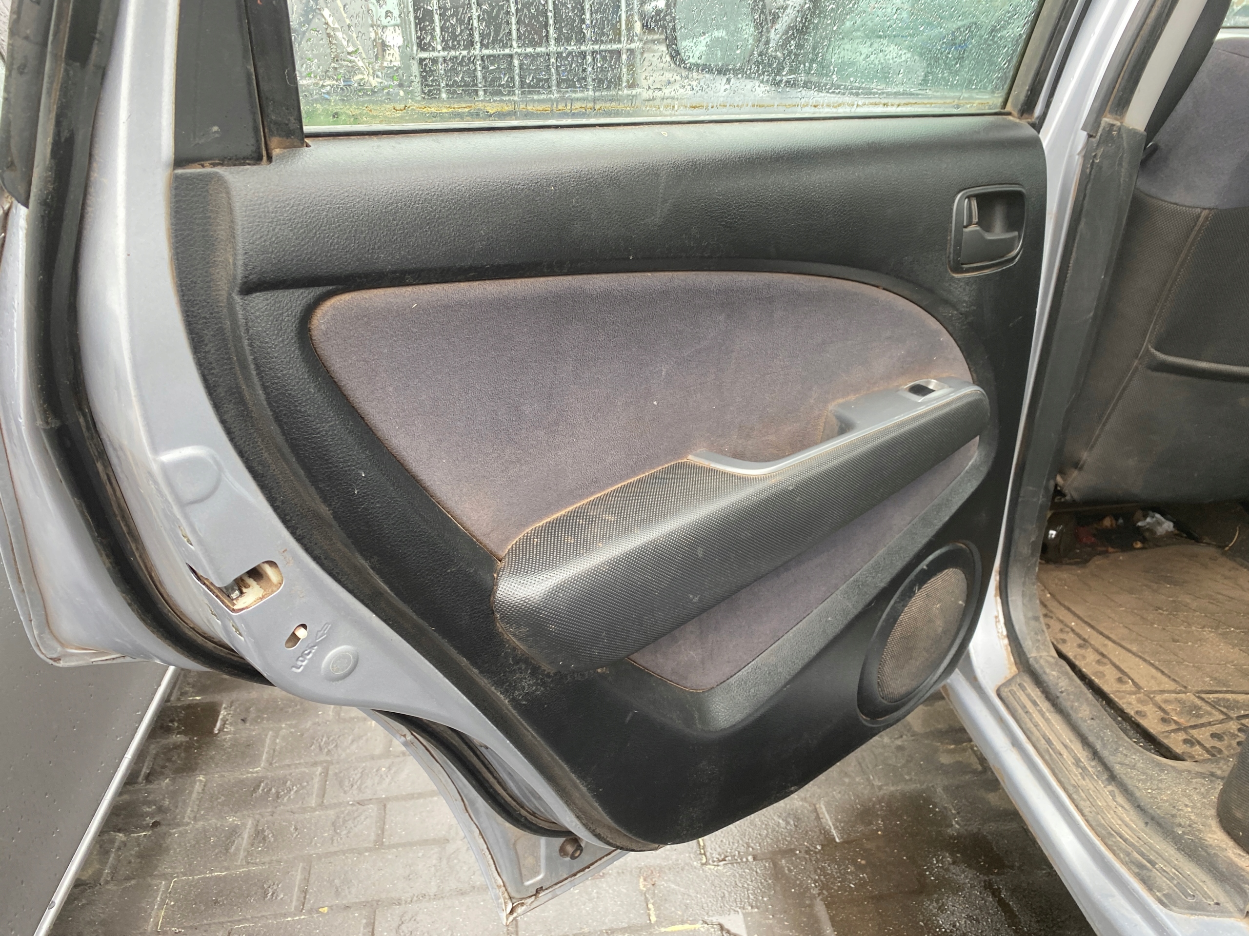 upholstery left side side left rear Mitsubishi Outlander 1 and 03-06
