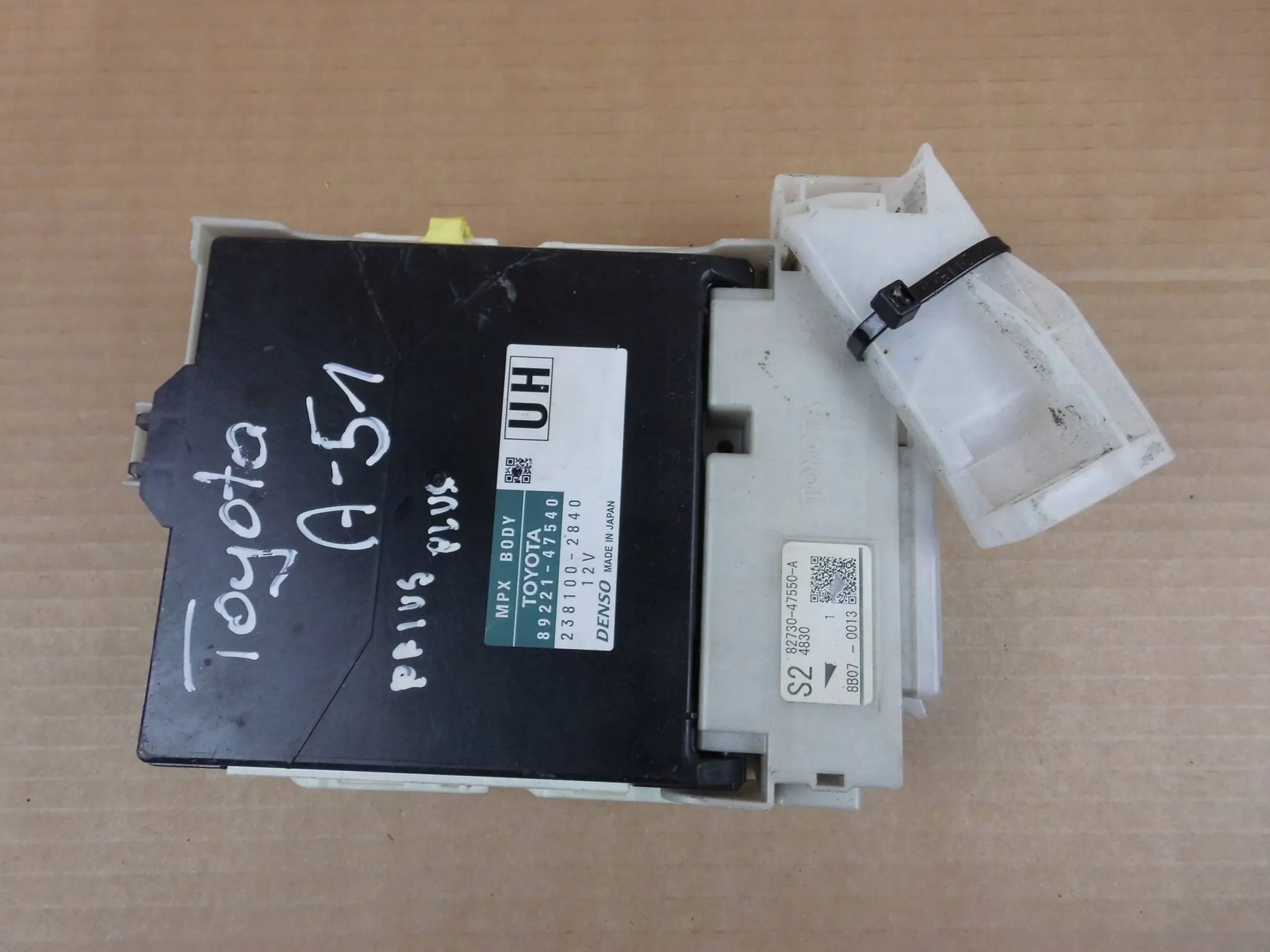 Toyota Prius+ plus module computer control unit komfortu BSI 89221-47540