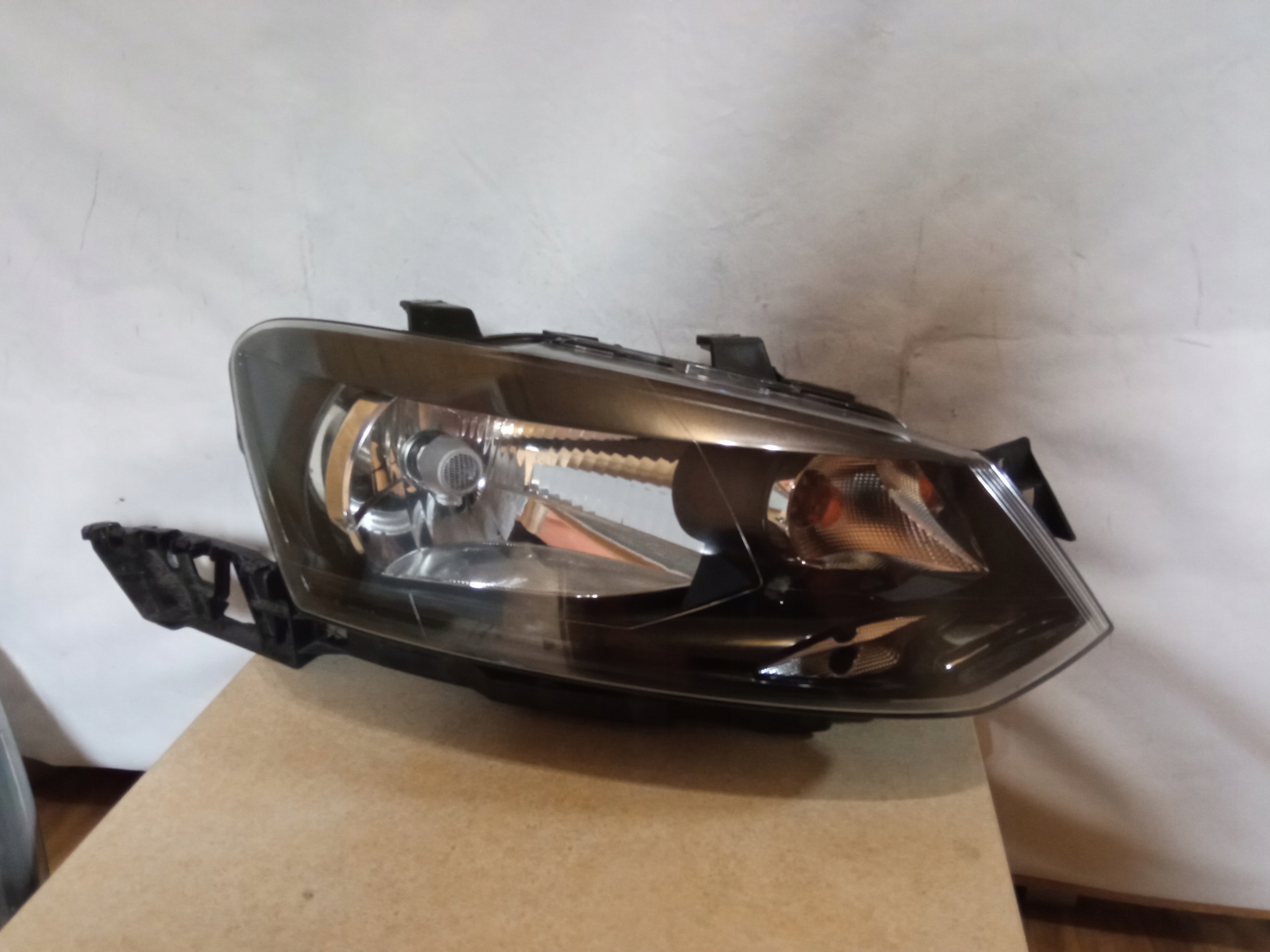 LAMPA PRZÓD VW POLO 6R