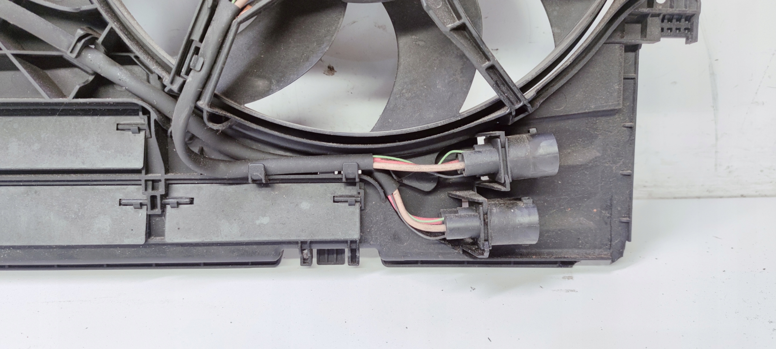Lüfter + Gehäuse AUDI A6 A7 A8 4H0121003L