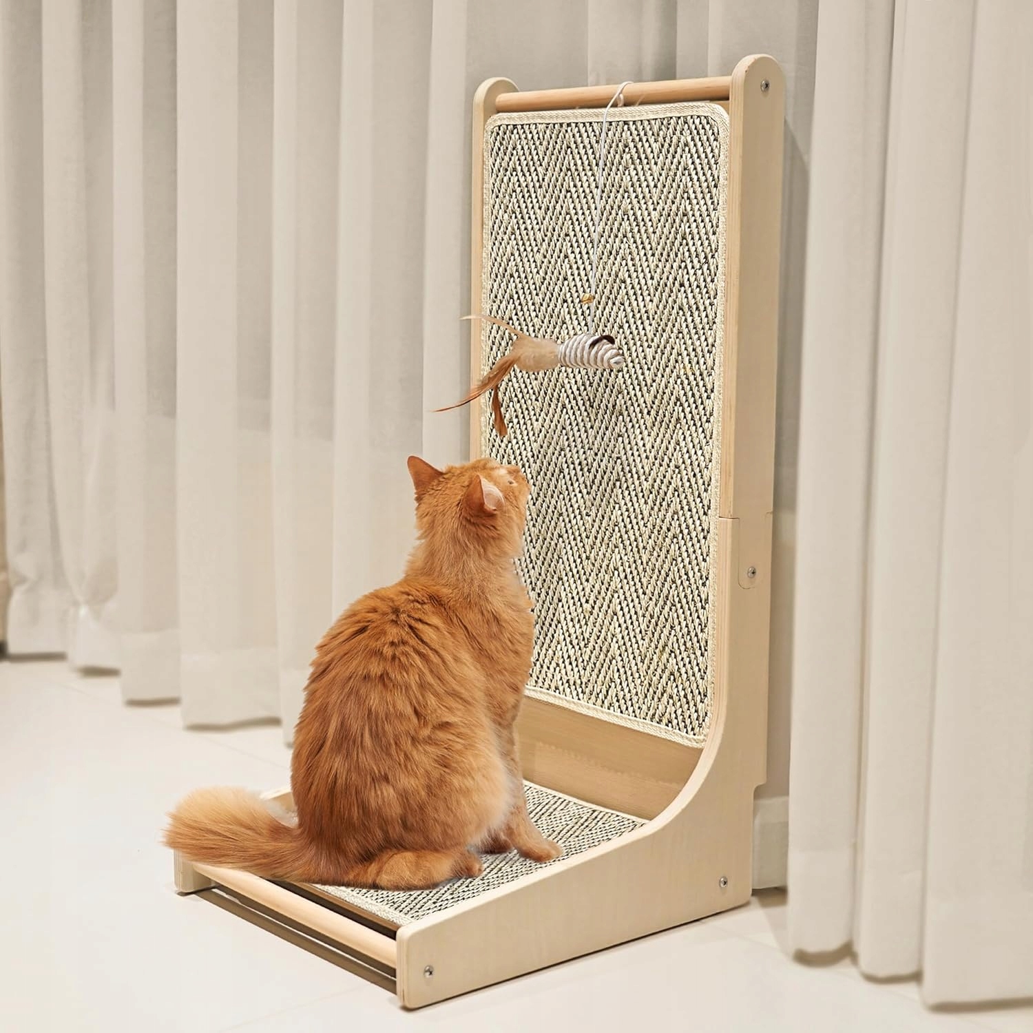 Levně Dřevěný škrabák pro kočky Pevná buková překližka a přírodní Sisal 70 cm L