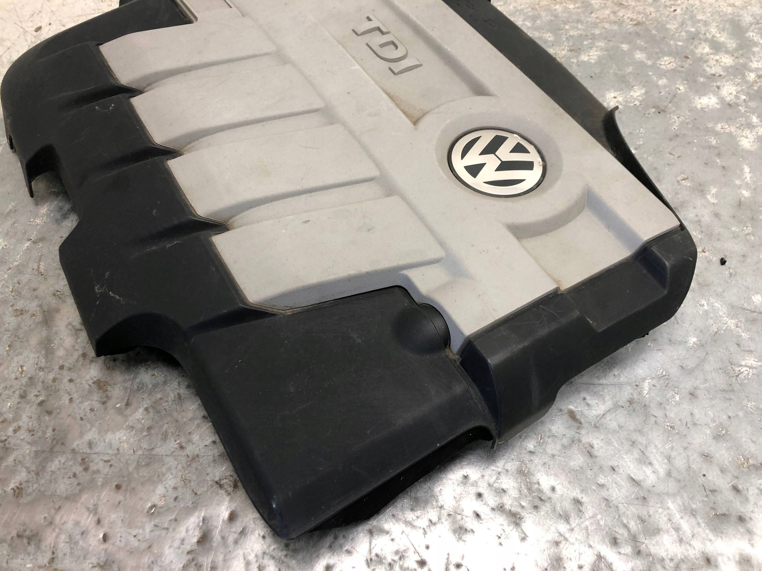 Abdeckung Blende Abdeckung DES MOTORS TDI VW 03L103925AM