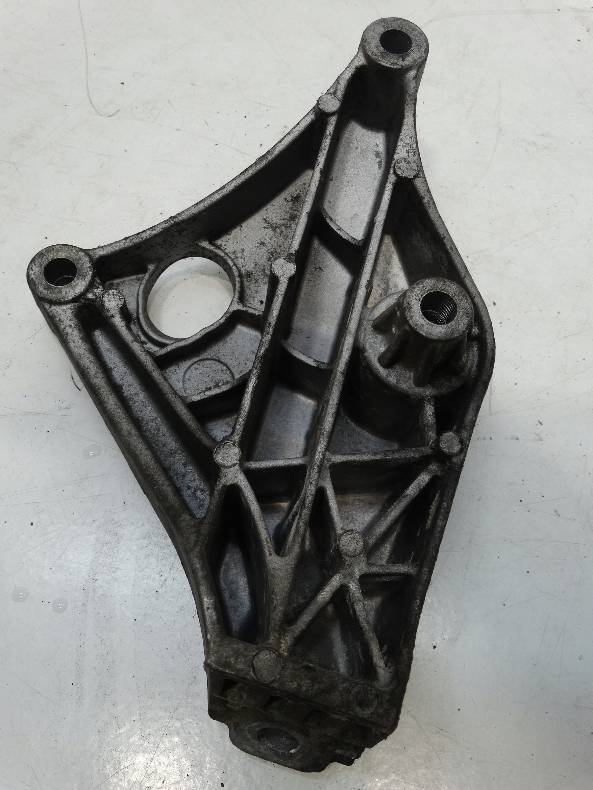 holder engine mount left BMW 1 F20 2.0D 2013R. 6788611