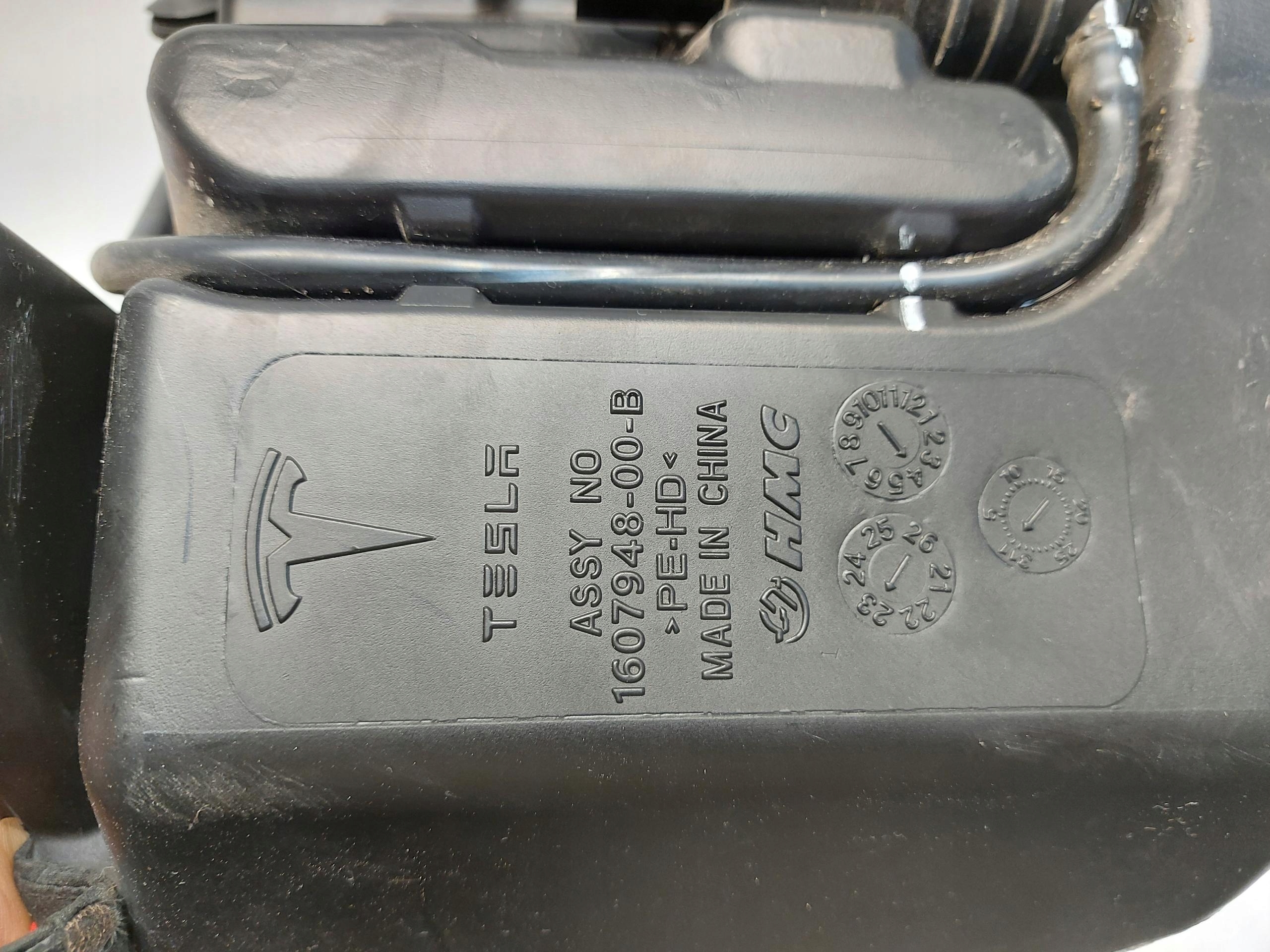 TESLA MODEL Y 2023r washer fluid tank 1607948-00-B
