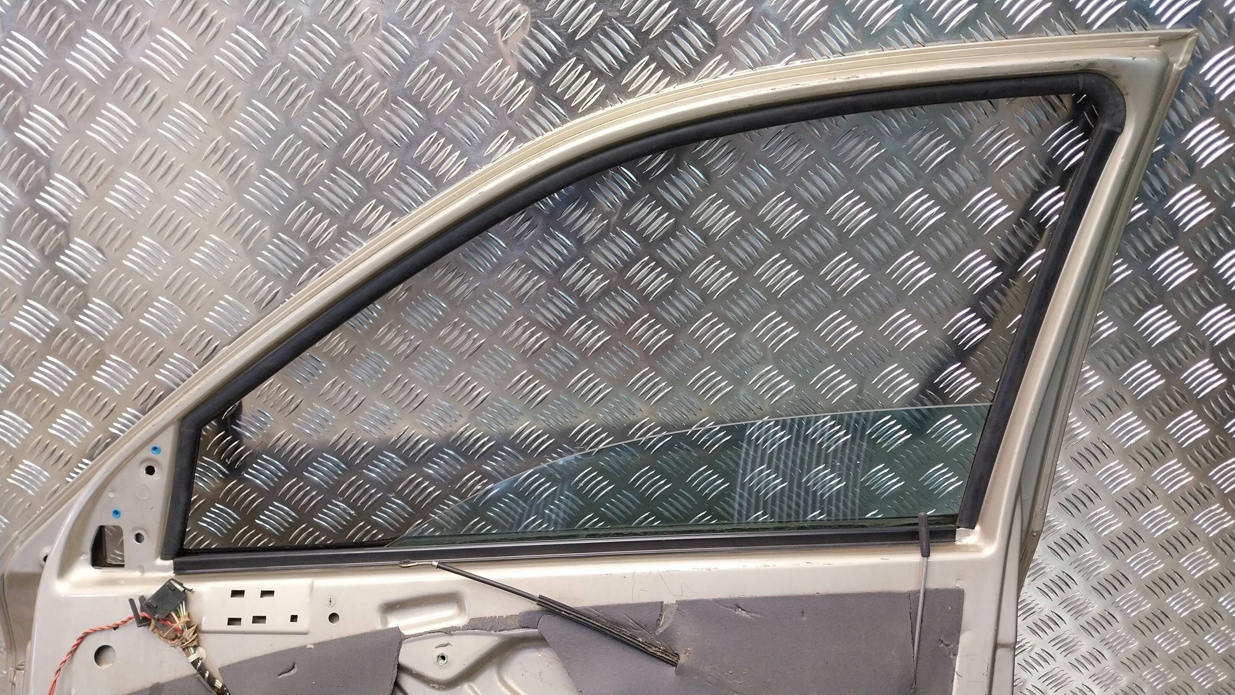 dveře předek pravé SKODA OCTAVIA a 96