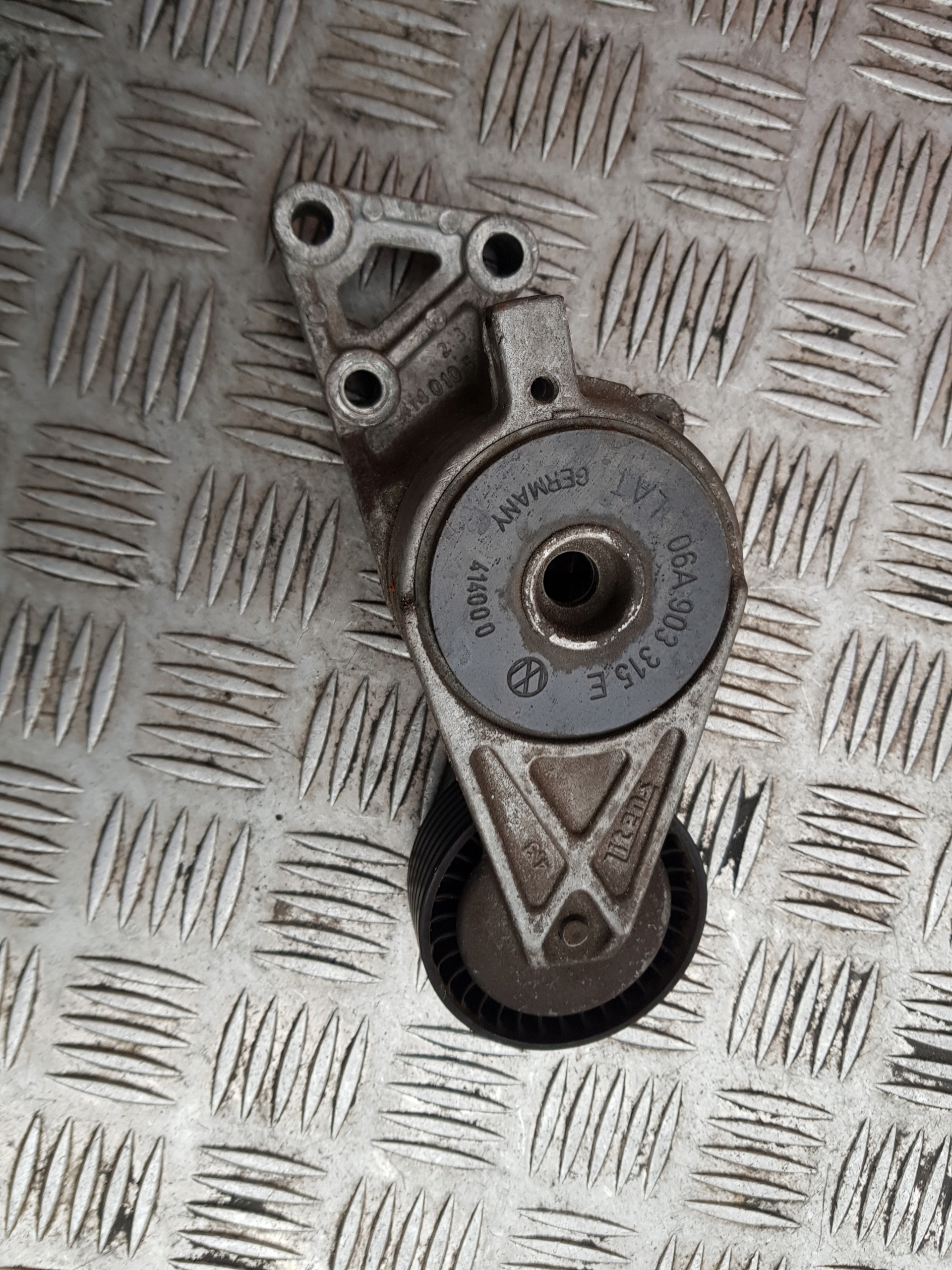 AUDI A3 GOLF IV 1.6 1.8T Riemenspanner Spannelement 06A903315E