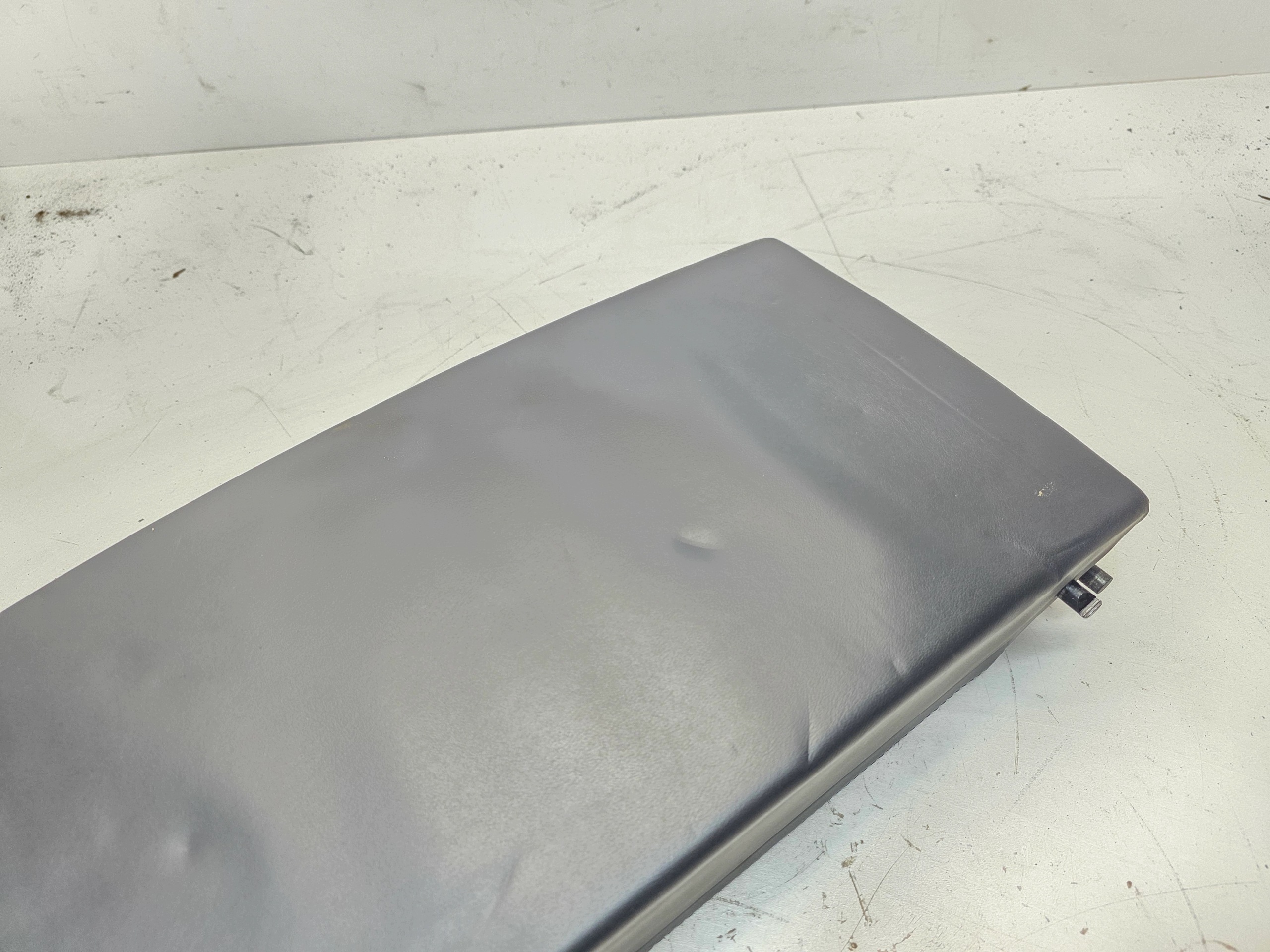 armrest passenger compartment rear seat rear part AUDI A6 C6 leather bracket for KUBKI