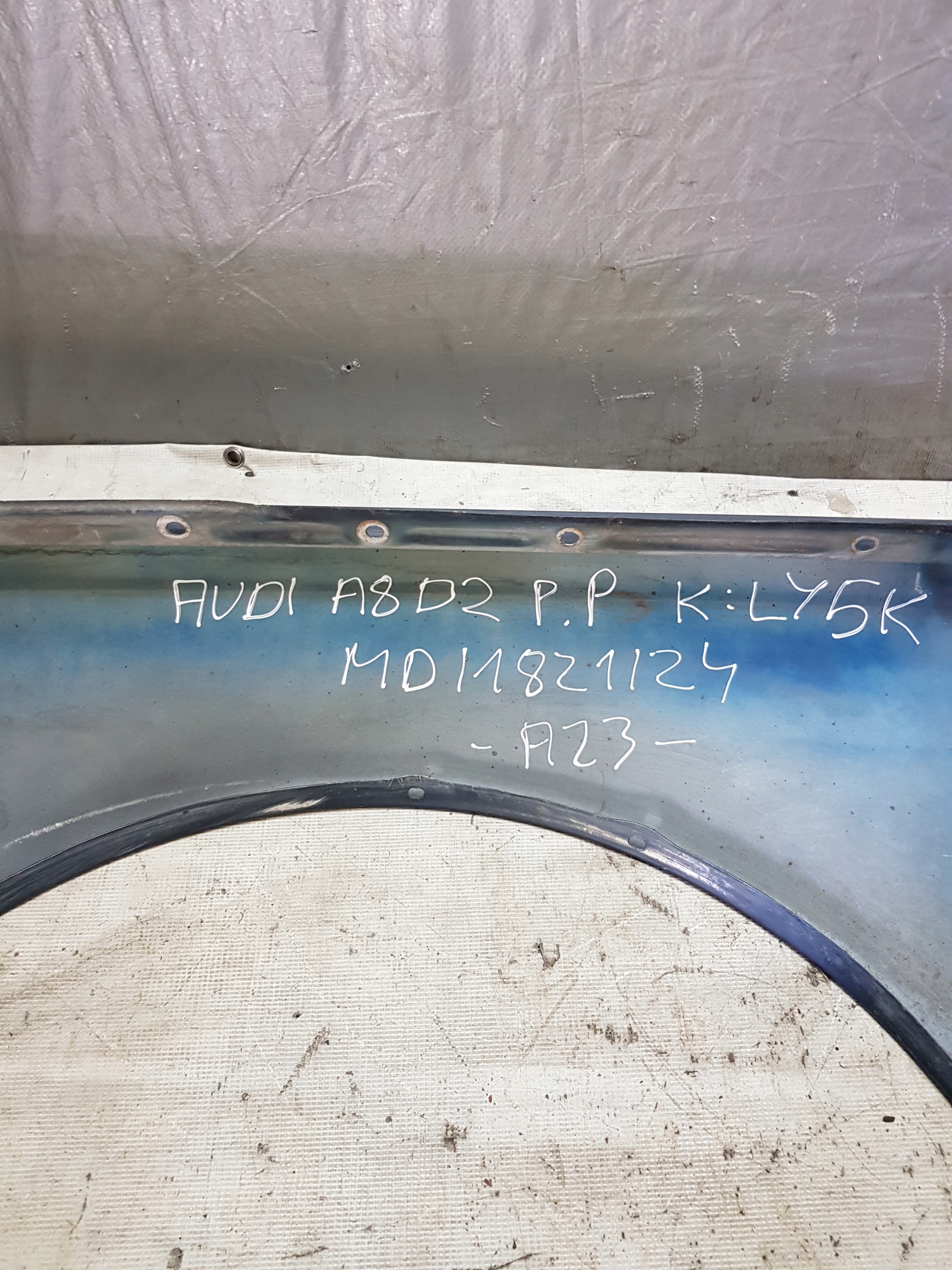 blatník AUDI A8 D2 pravý předek K: LY5K