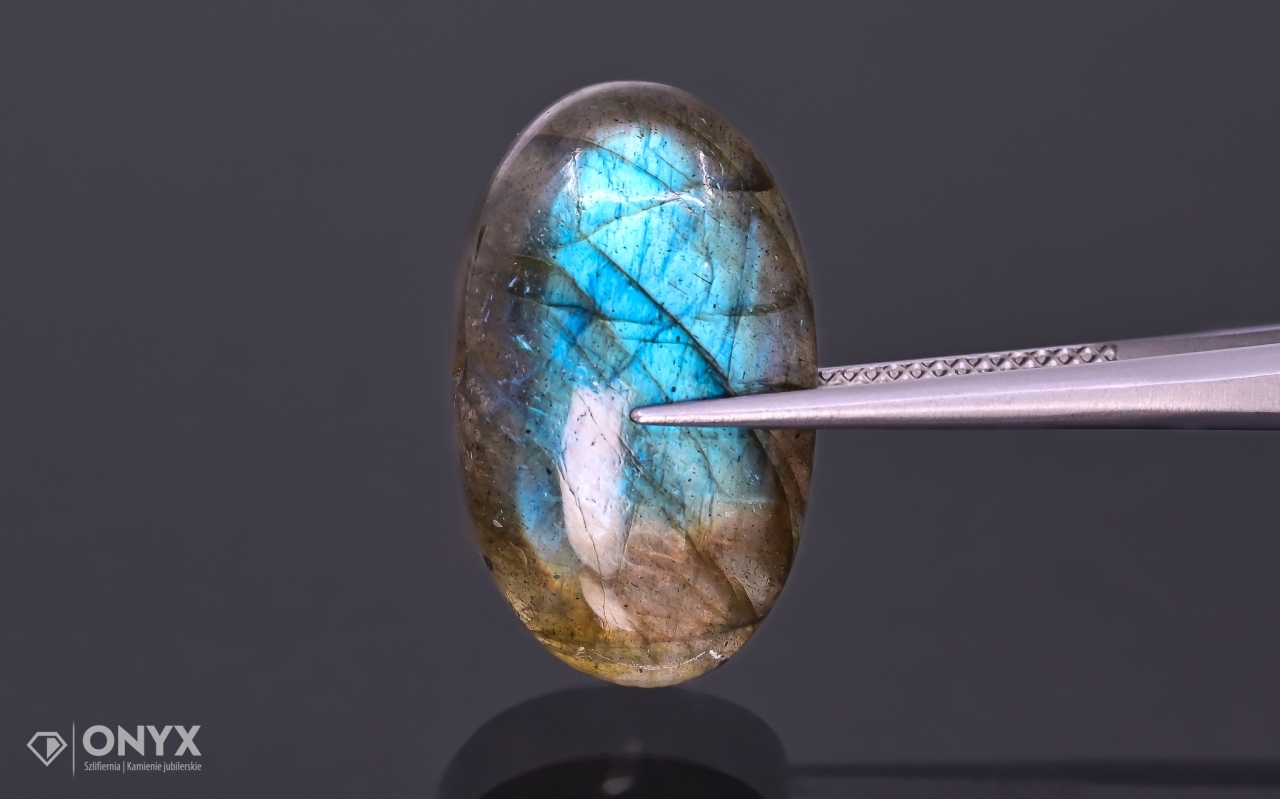 Labradorit kabošon ovál 23,5x14 mm