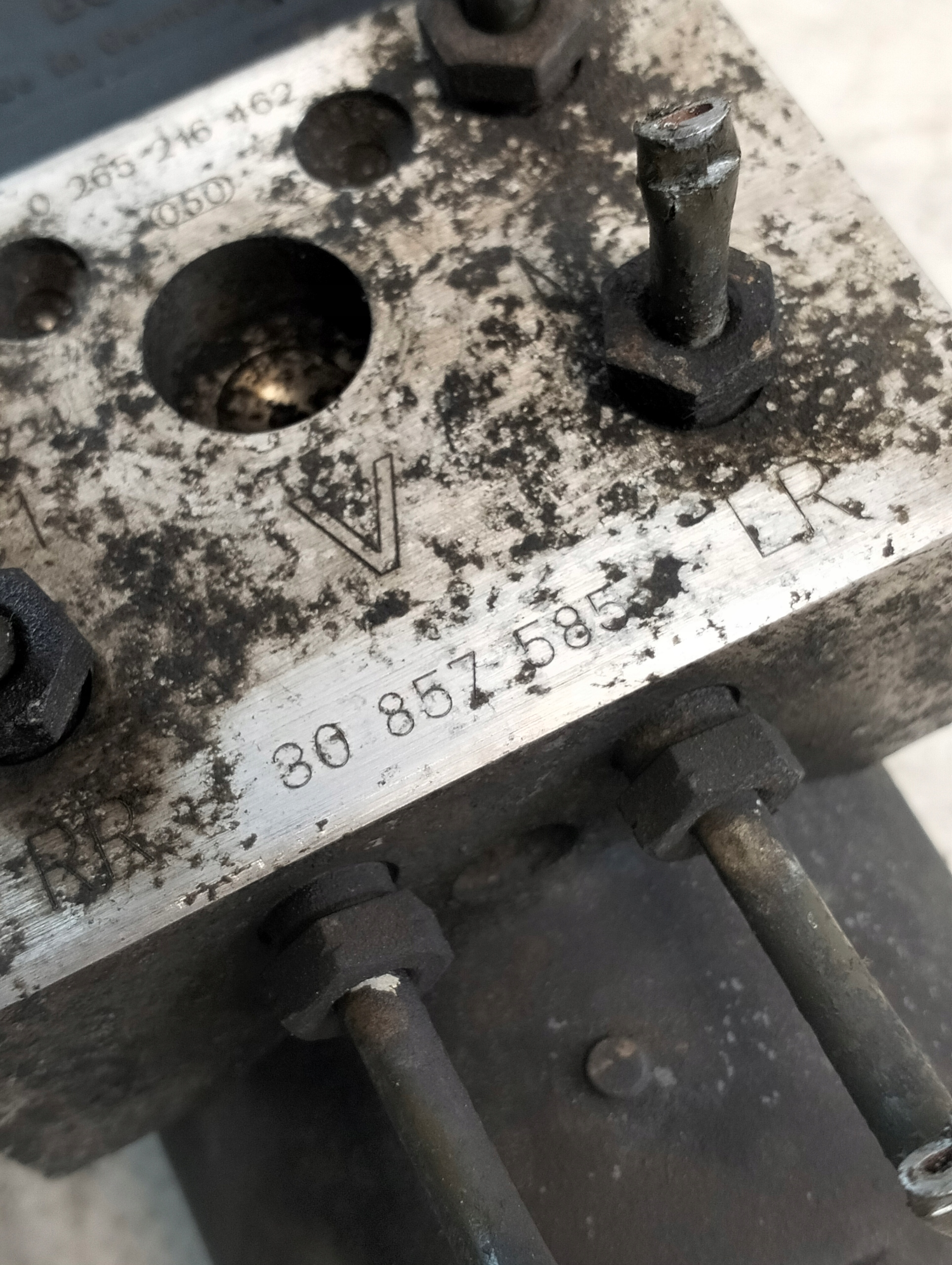 VOLVO V40 e 1999r 1.6 77KW Pompa ABS 30857585 BOSCH 0265216462