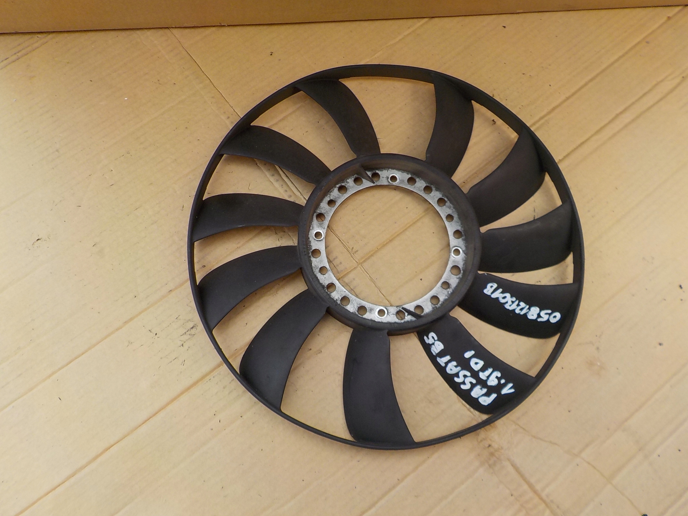 ventilátor chladiče passat b5 1,9 tdi 058121301B