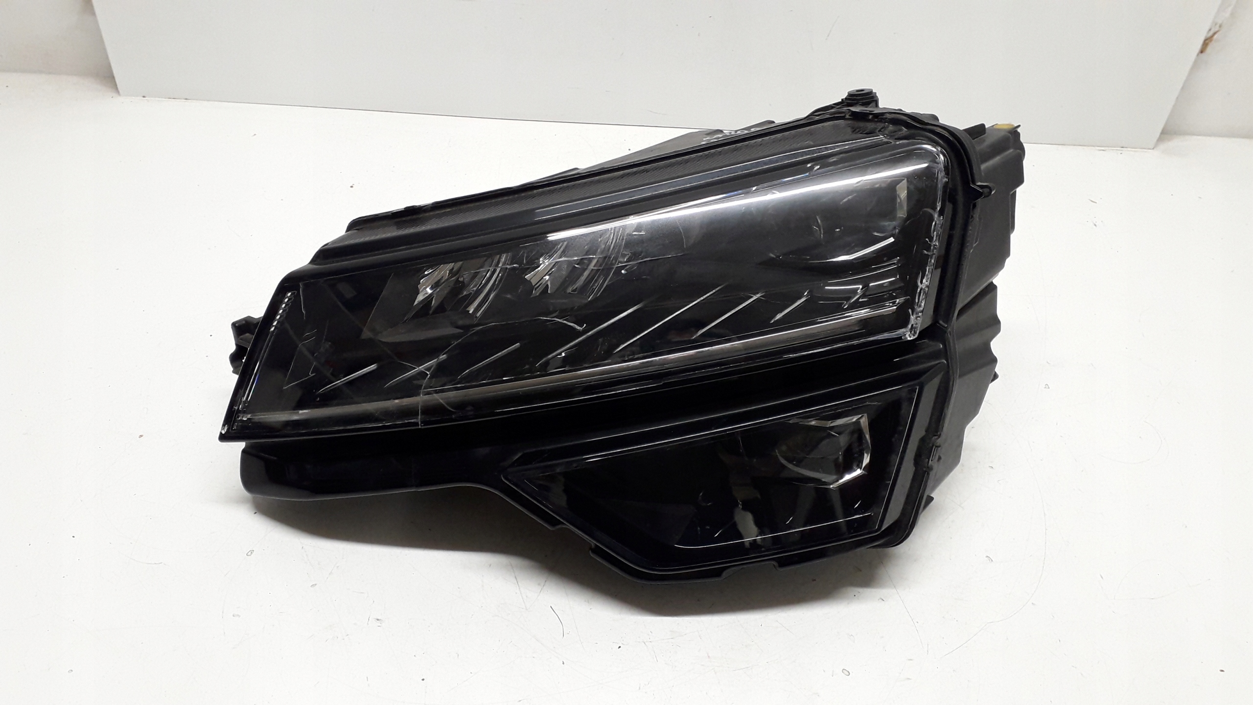 SKODA KAROQ LAMPA LEWA FULL LED 57B941015F Z PRZETWORNICĄ - PĘKNIĘTE SZKŁO