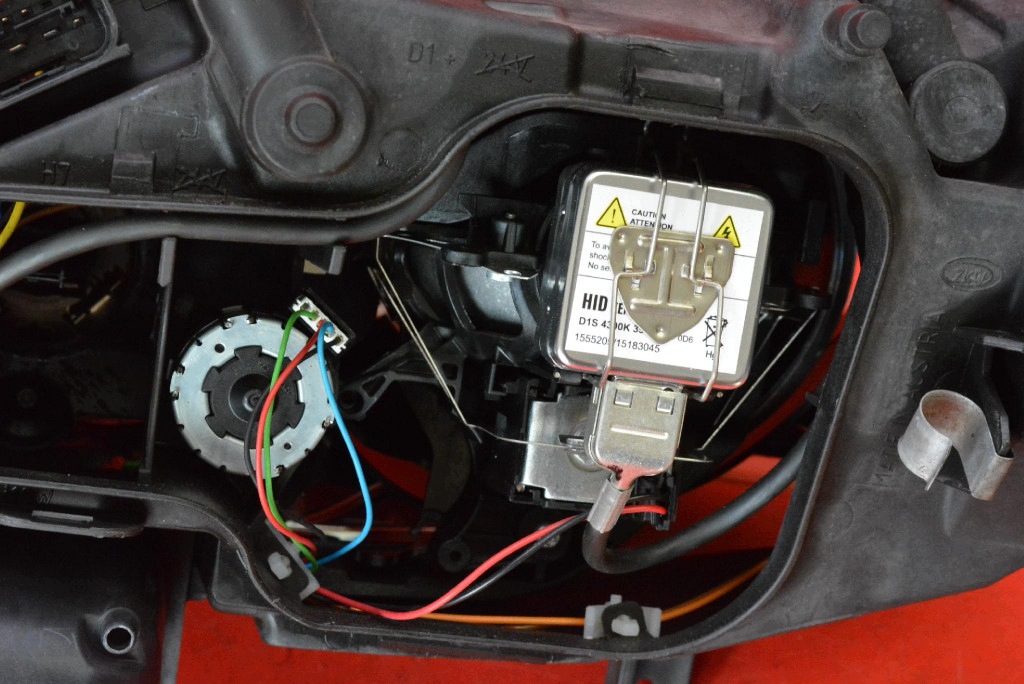 REFLEKTOR rechts licht vorne linse XENON EU 69427389 BMW E90 E91 04-08