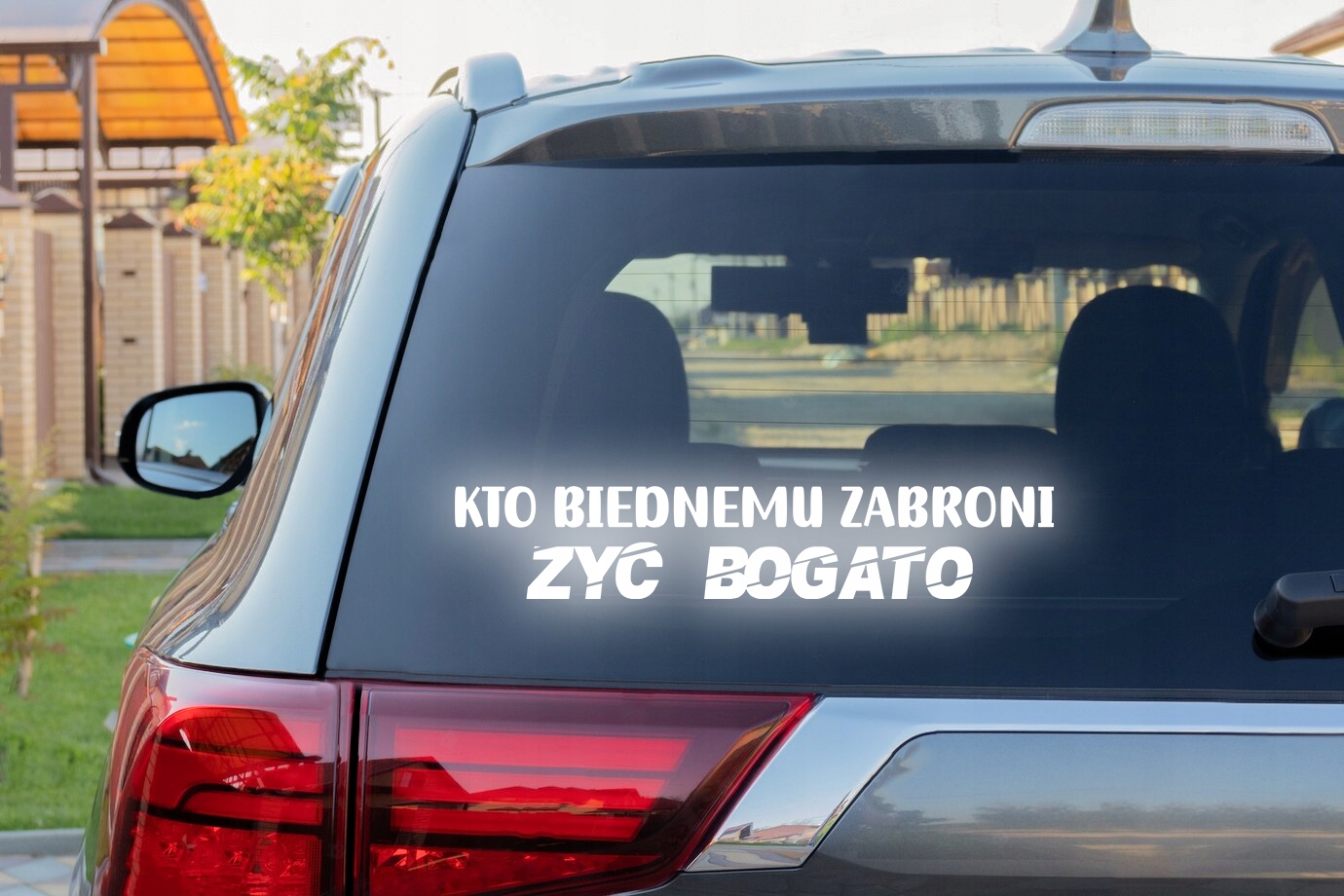 KTO BIEDNEMU ZABRONI... - Naklejka na samochód na Producent Inny