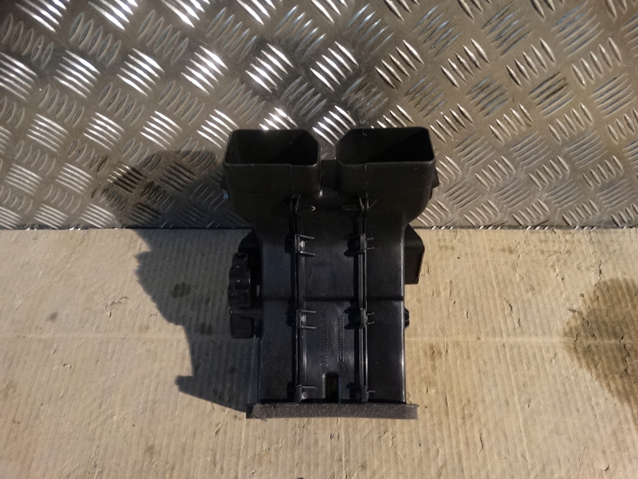 IDEALNY drain air rear MERCEDES W223 1