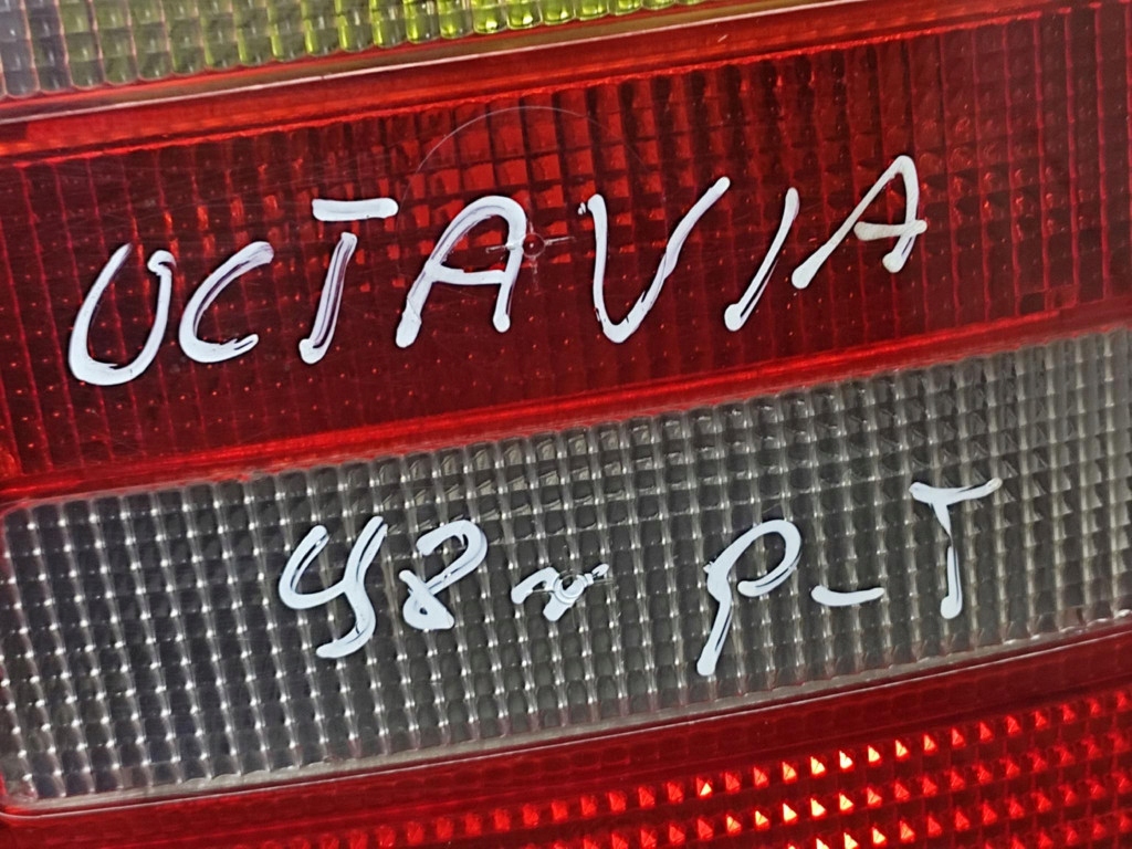 SKODA OCTAVIA and light right rear part 1U6945096