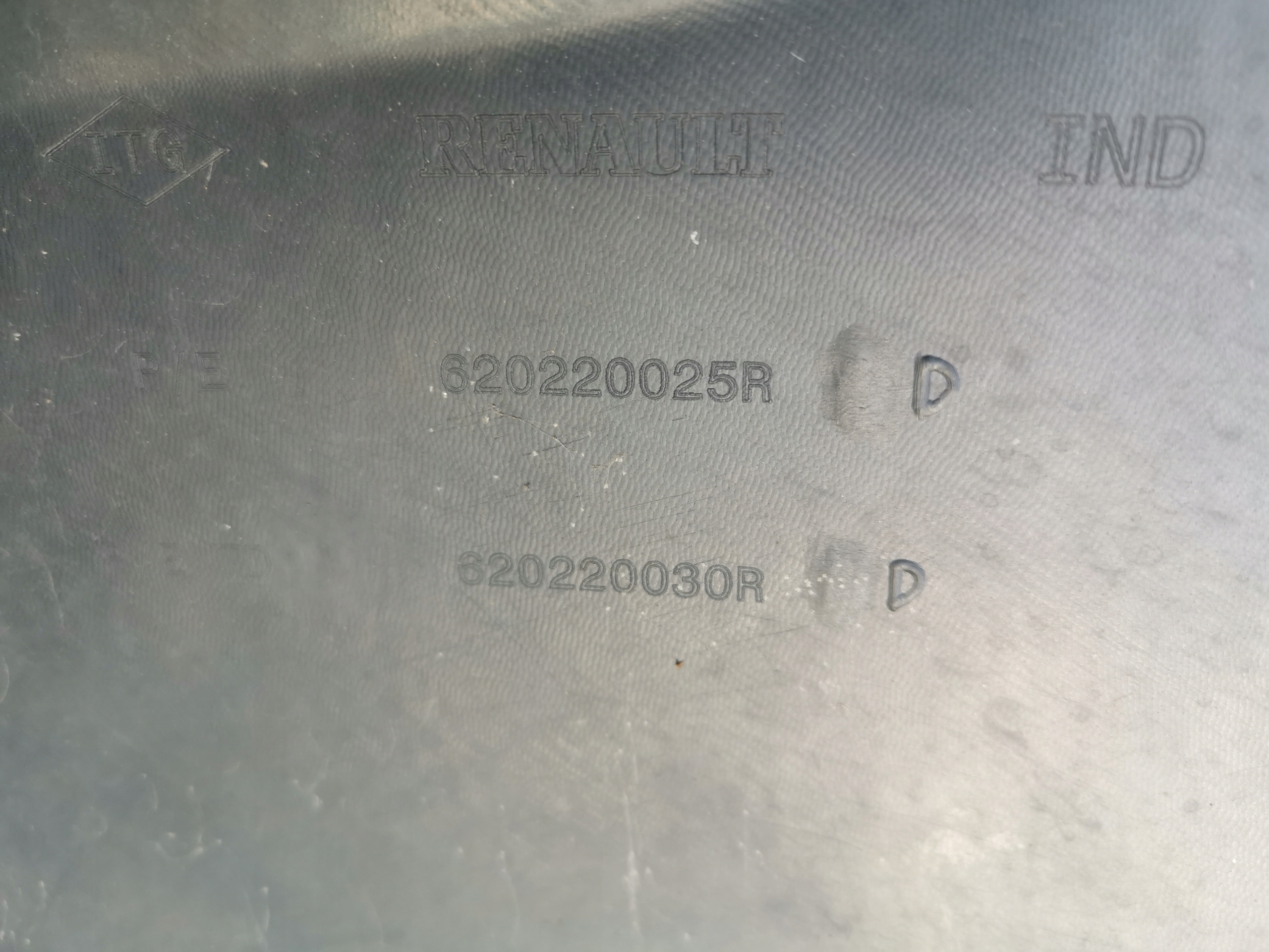 DACIA DUSTER 10-18 bumper front 620220025R 620220030r front