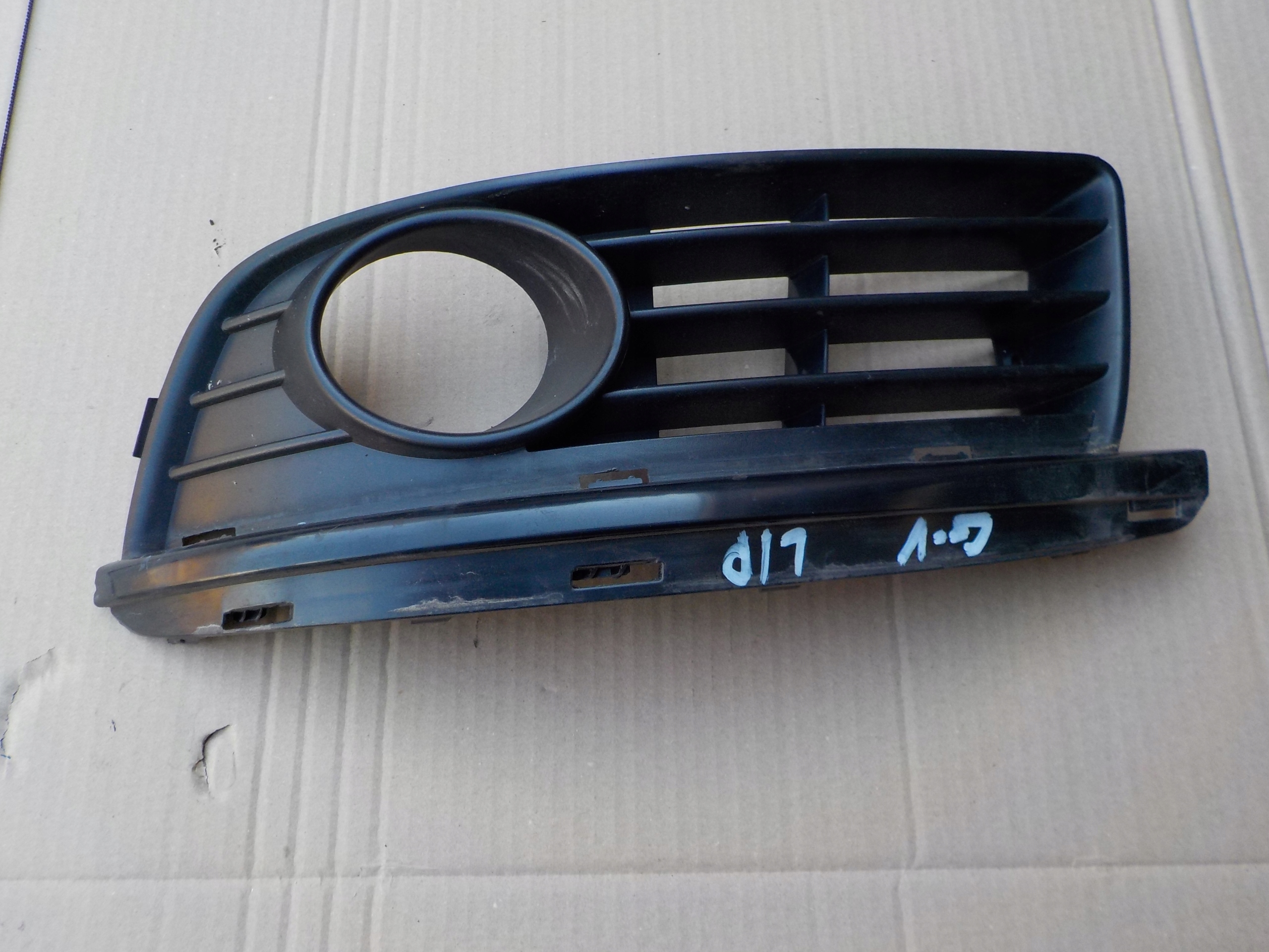 grid of a bumper left vw golf V 2007r 1K0853665K