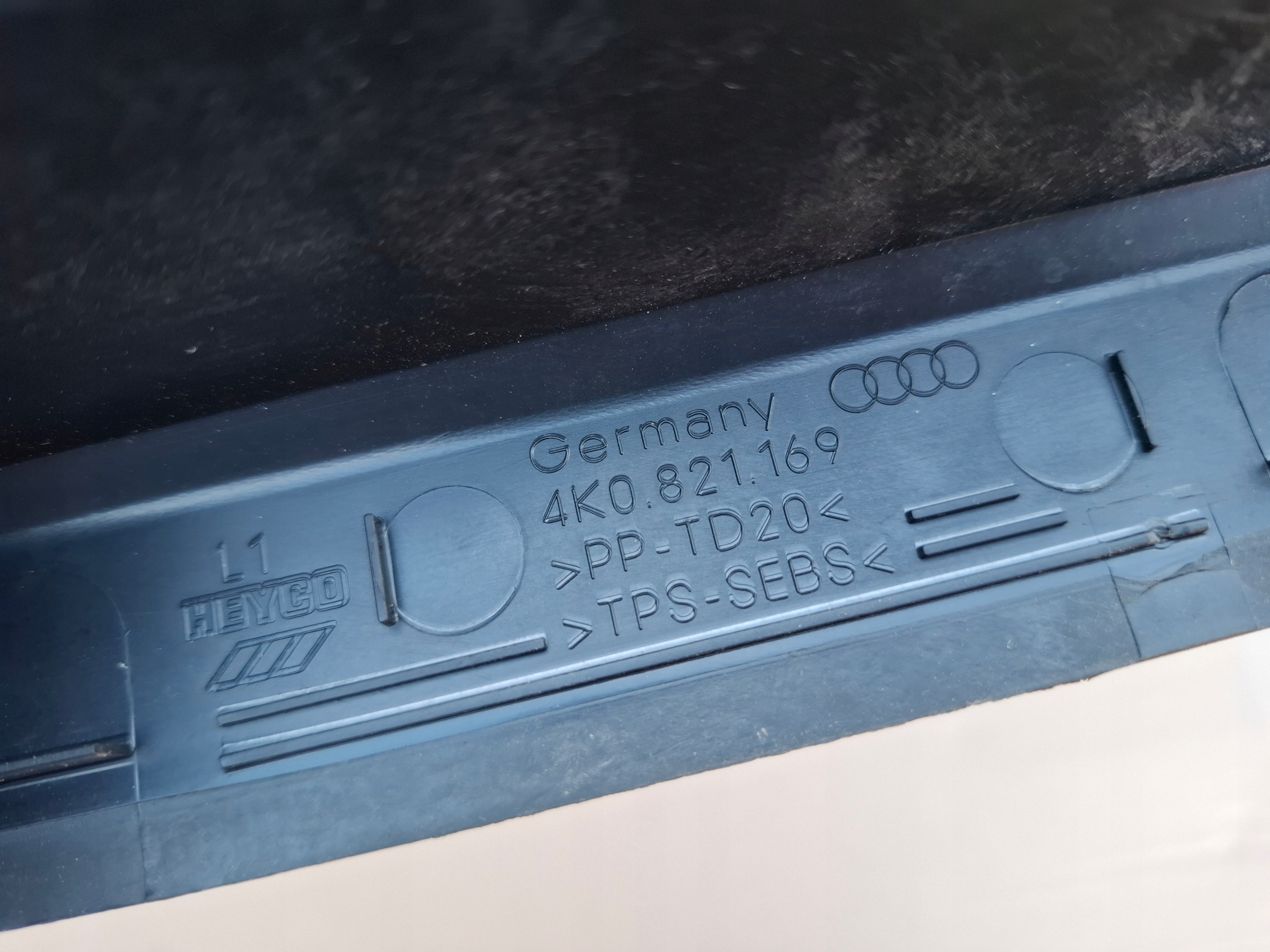AUDI A6 S6 4K C8 23r lišta blatníku levá 4K0821169