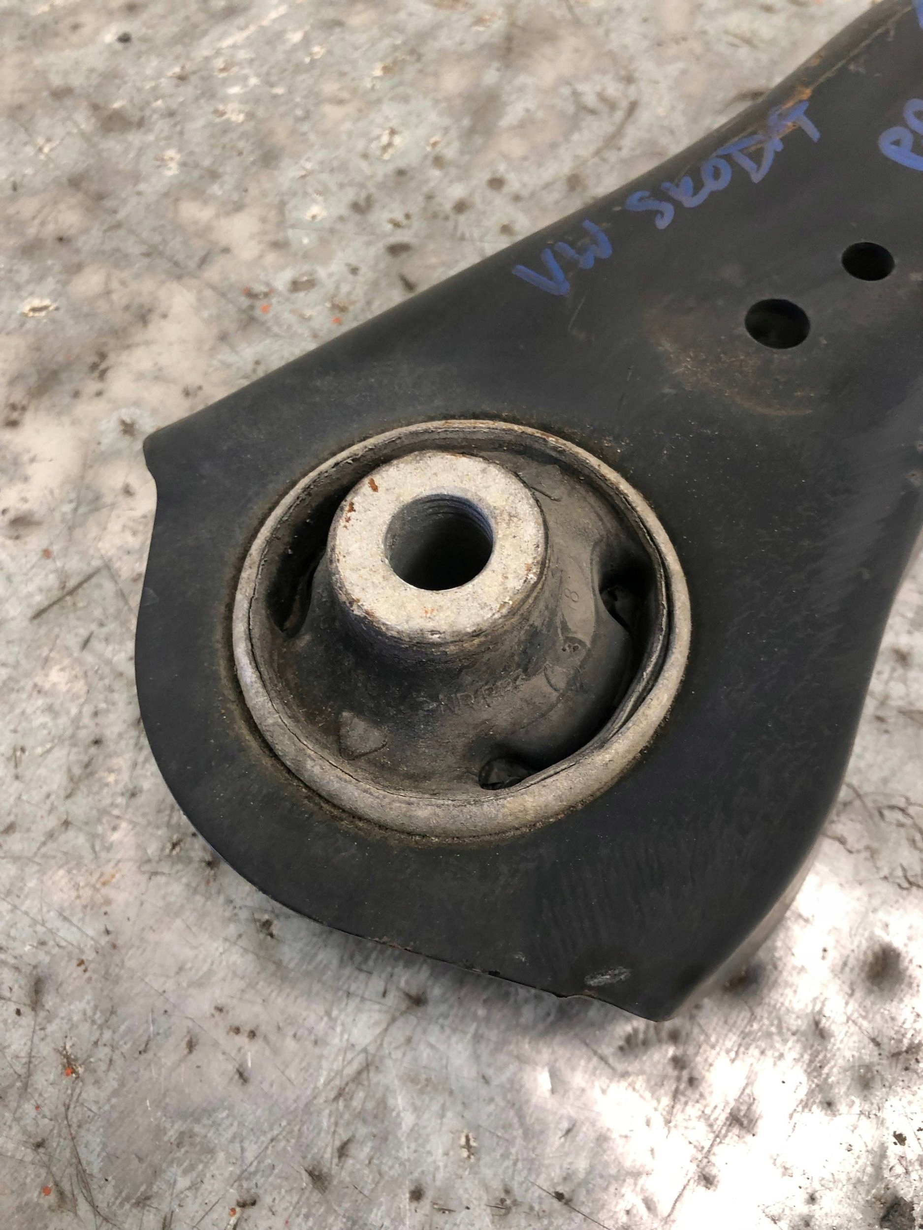arm right front VW SKODA 2Q0407152B