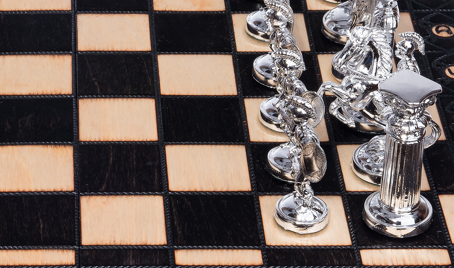 SZACHY RZYMSKIE DREWNIANE SREBRNO-CZARNE DUŻE 42cm Maksymalna liczba graczy 2