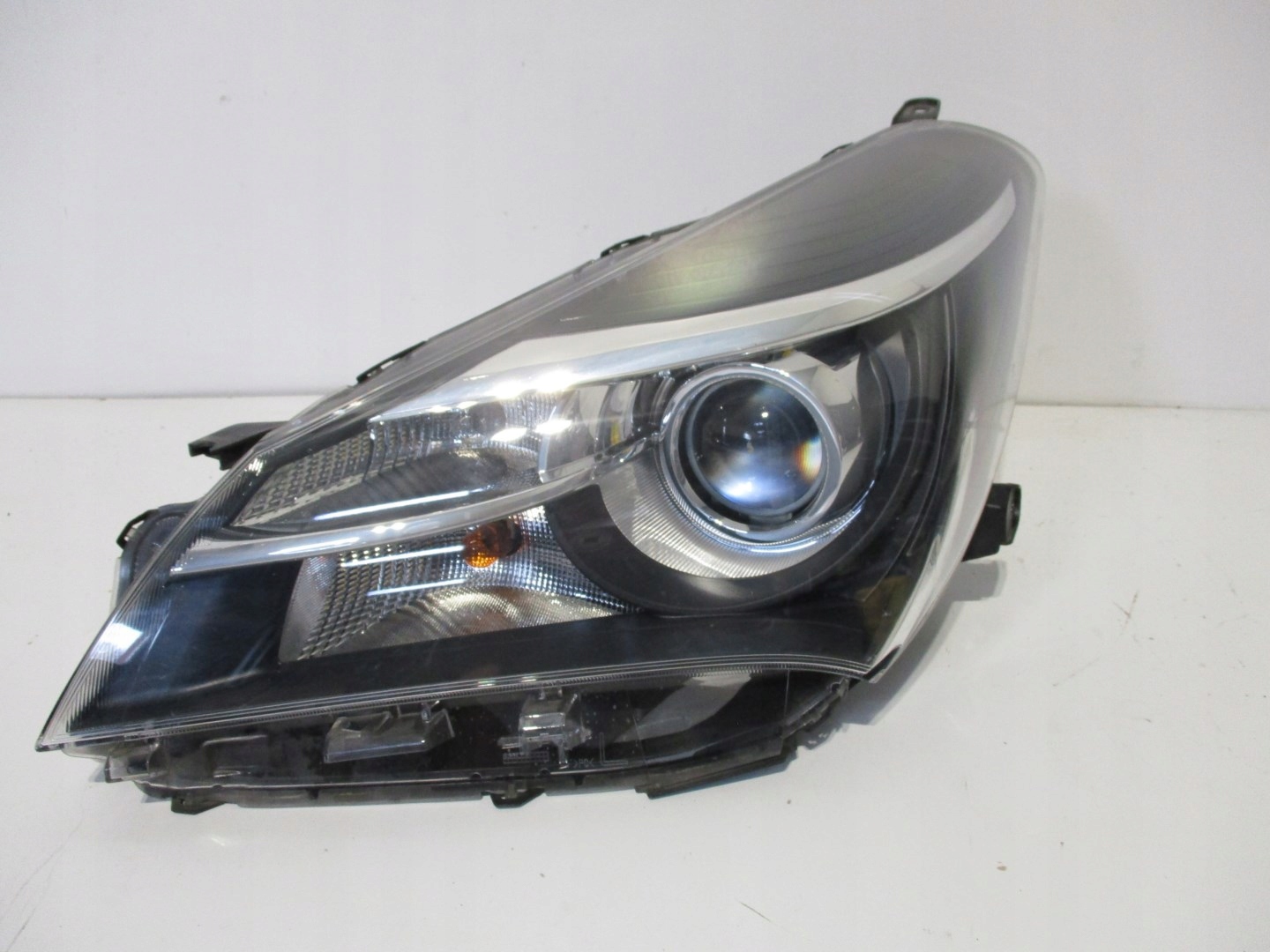 light TOYOTA YARIS 3 III LIFT left