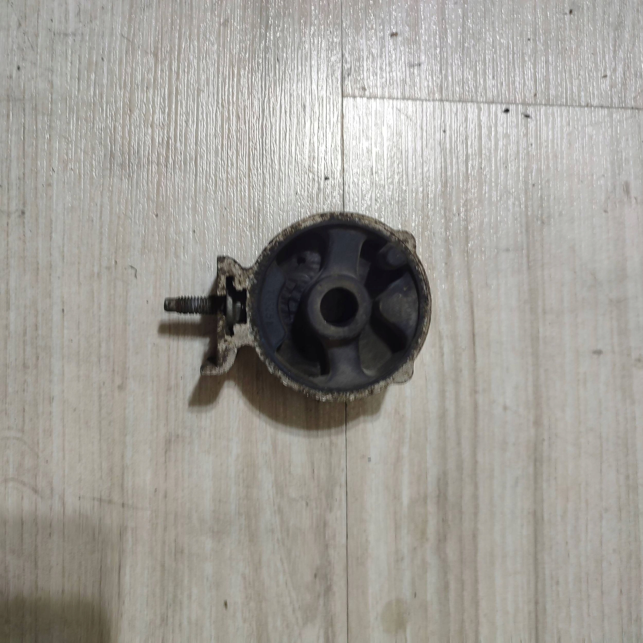 Supporto tlumika Peugeot Rifter 743251