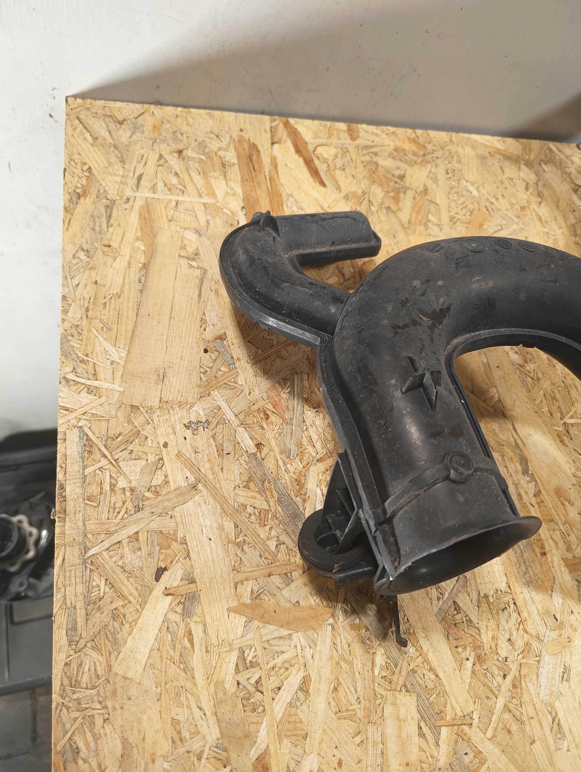 air duct RENAULT 8200923128