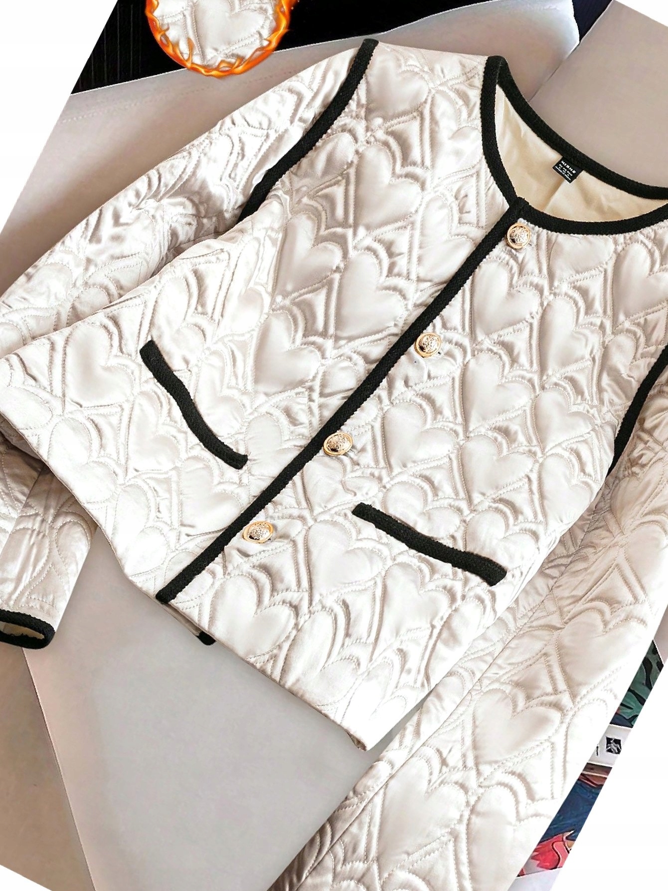 Návštěvnická bunda ve tvaru srdce s kontrastním lemováním, béžová, prošívaná, velikost S