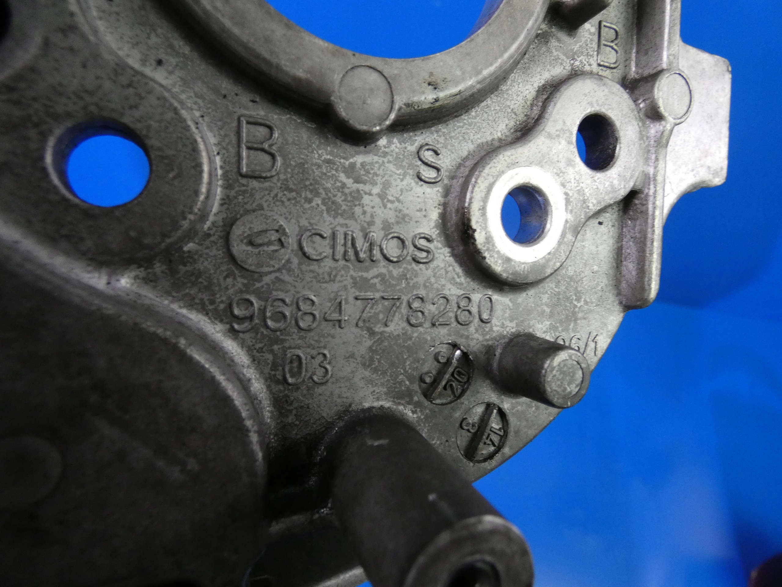 VOLVO S60 II V60 1.6 D2 SUPPORT PLAQUE POMPE D’INJECTION