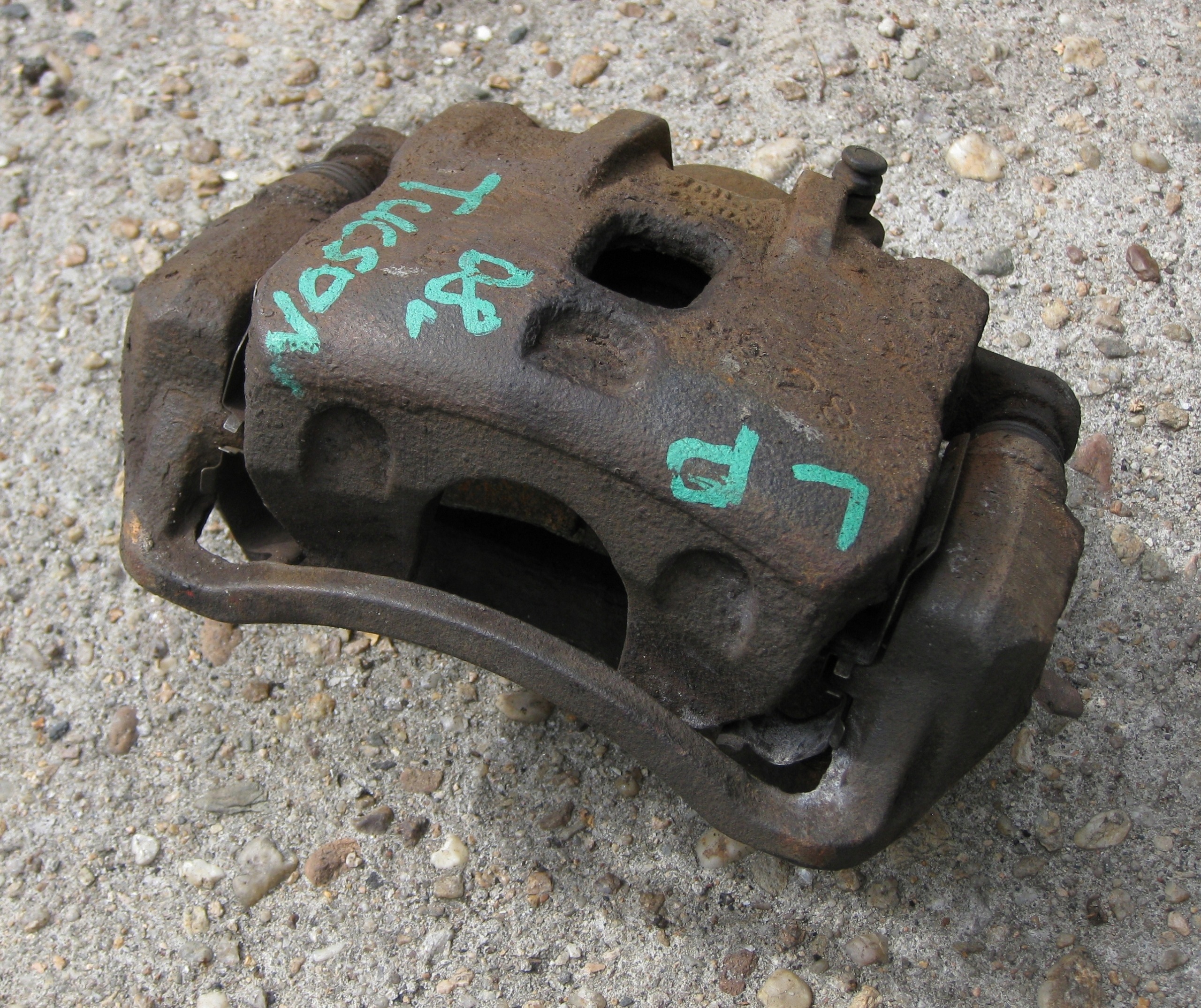 HYUNDAI TUCSON and 08R 2.0 petrol caliper brake front left