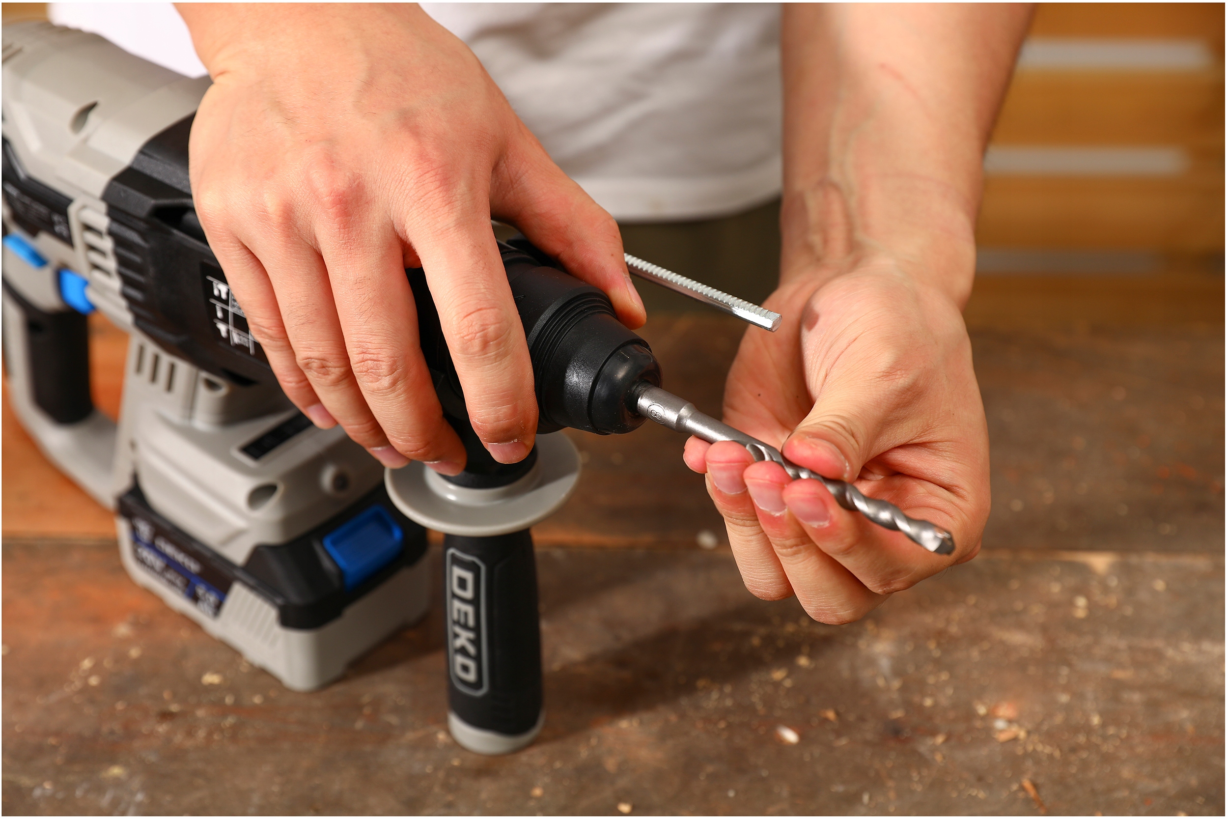 MŁOT UDAROWY MŁOTOWIERTARKA AKUMULATOROWA UDAR SDS+ WIERTŁA AKU 3J DEKO Zasilanie akumulatorowe