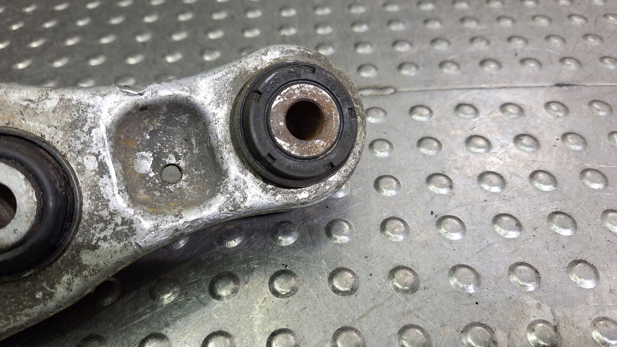arm left rear part 4D0505323F AUDI A8 D2