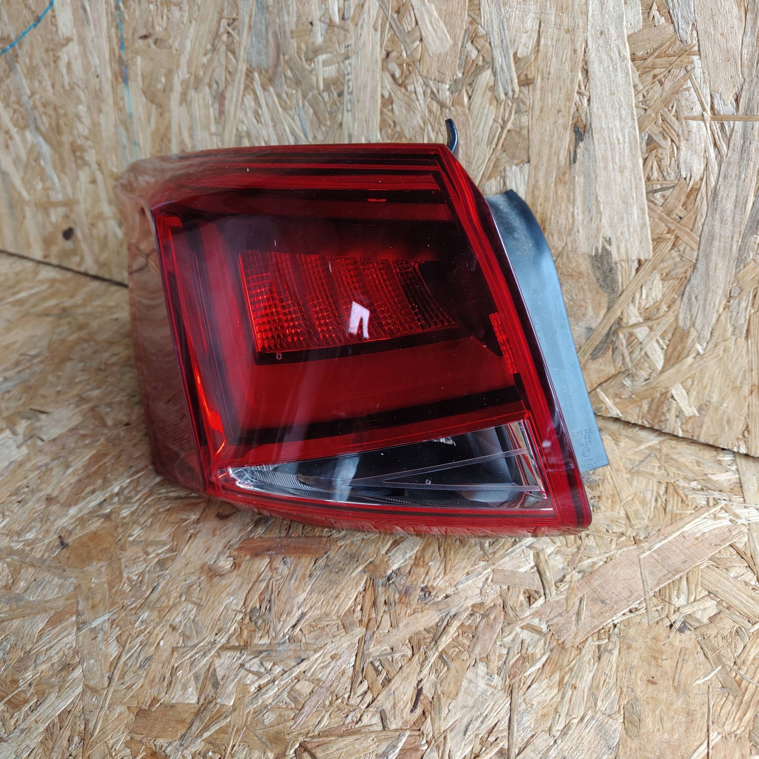 light rear rear part side left Seat Arona 6F9945207B
