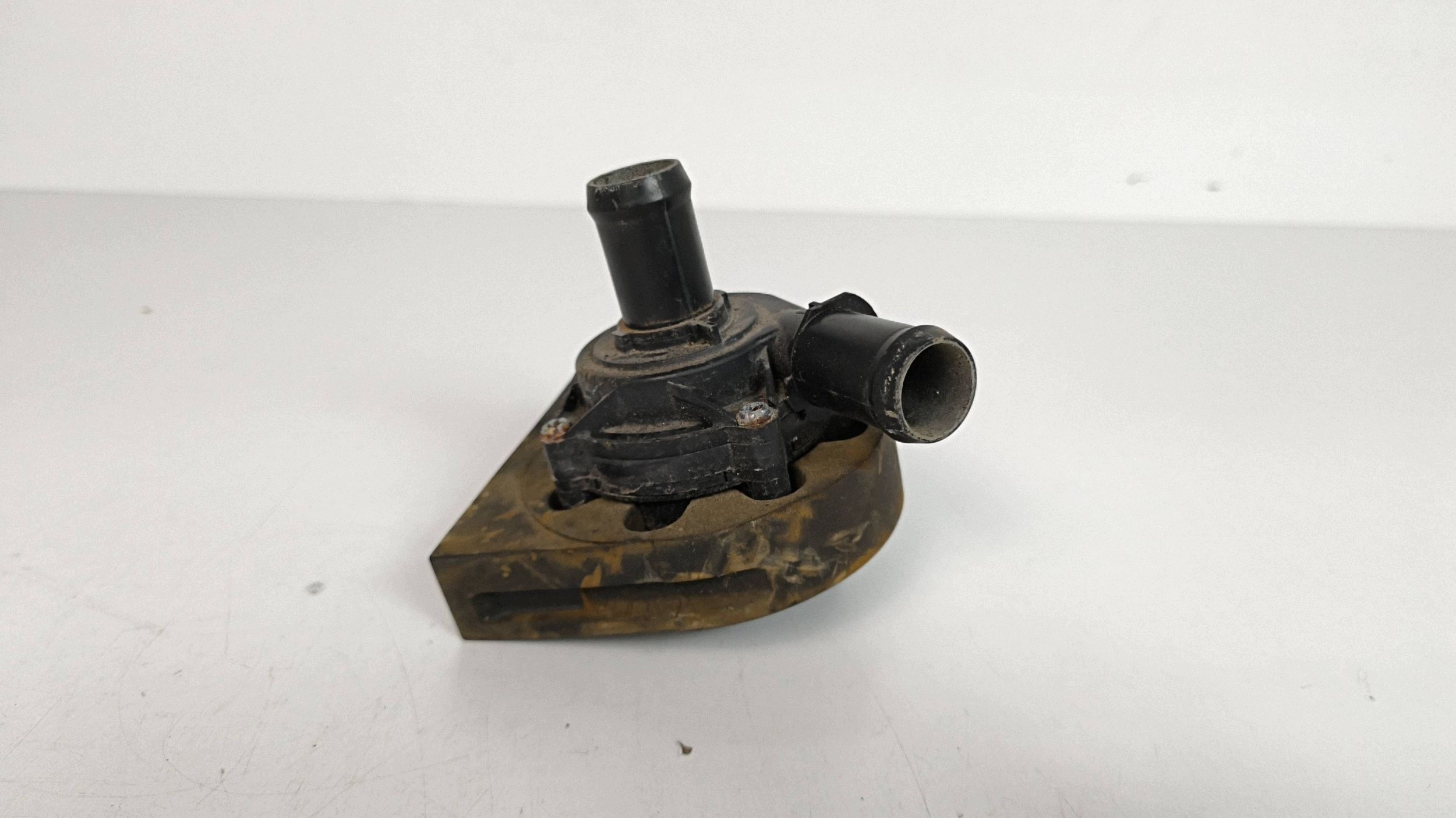 Opel Insignia B 2.0 D supplementary water pump 13592756