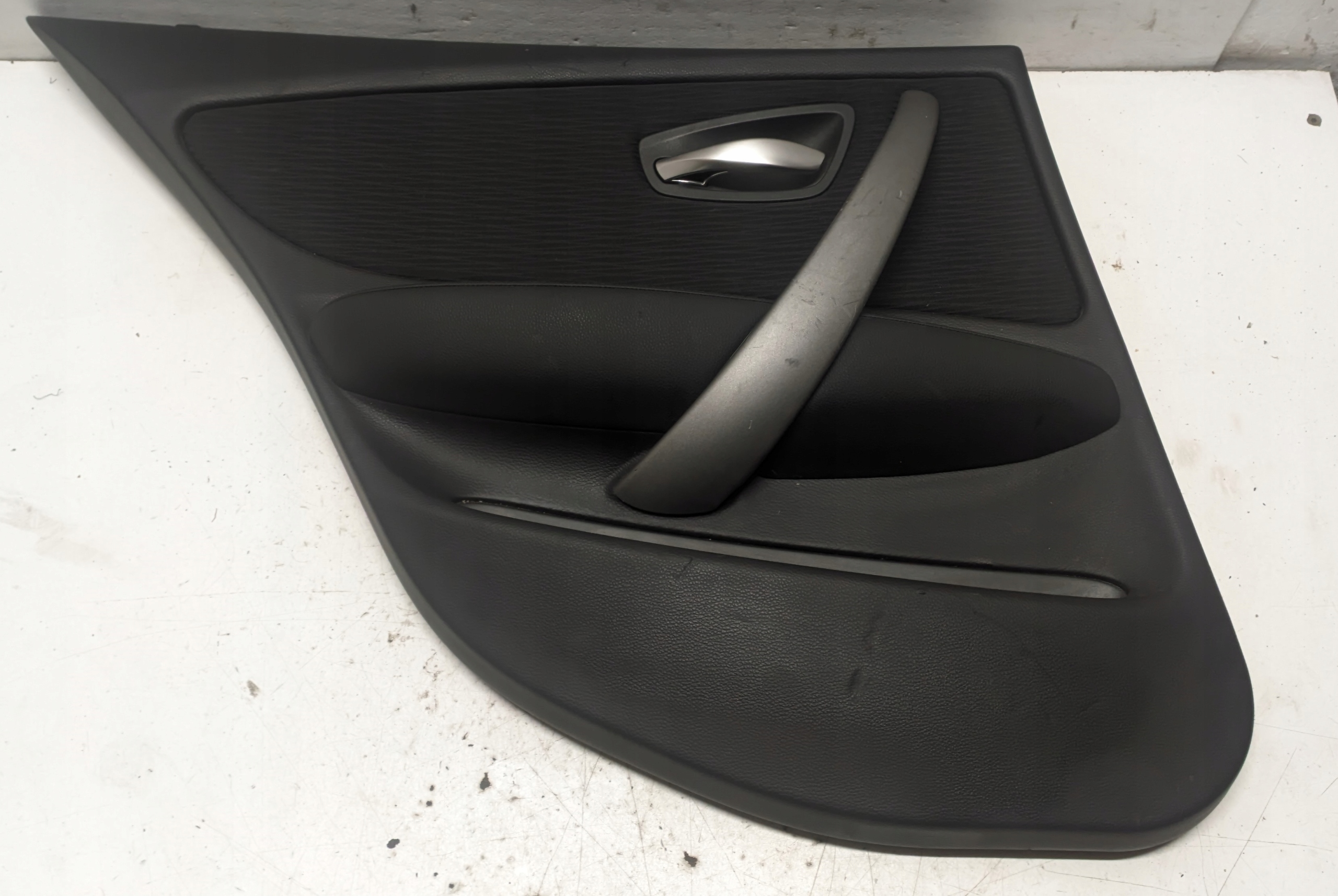 BMW E87 2.0D 11R side door left rear part