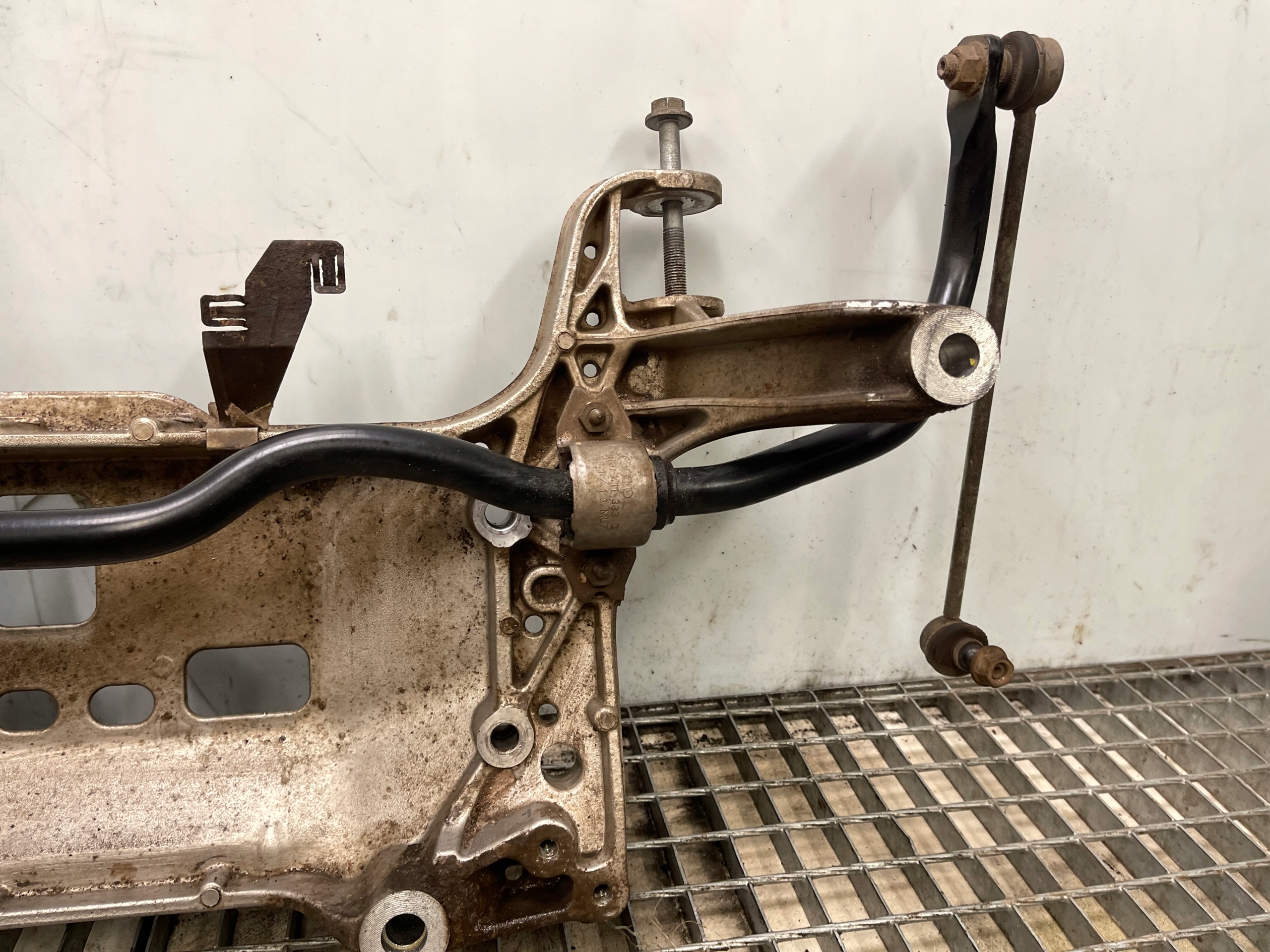 VW PASSAT B6 B7 SHARAN 7N TIGUAN sider axle beam subframe front 7N0199369A