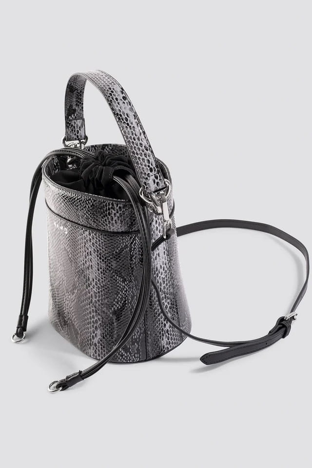 NA-KD Torebka na ramię koszyk wąż Wielkość mała (nie mieszcząca A4)