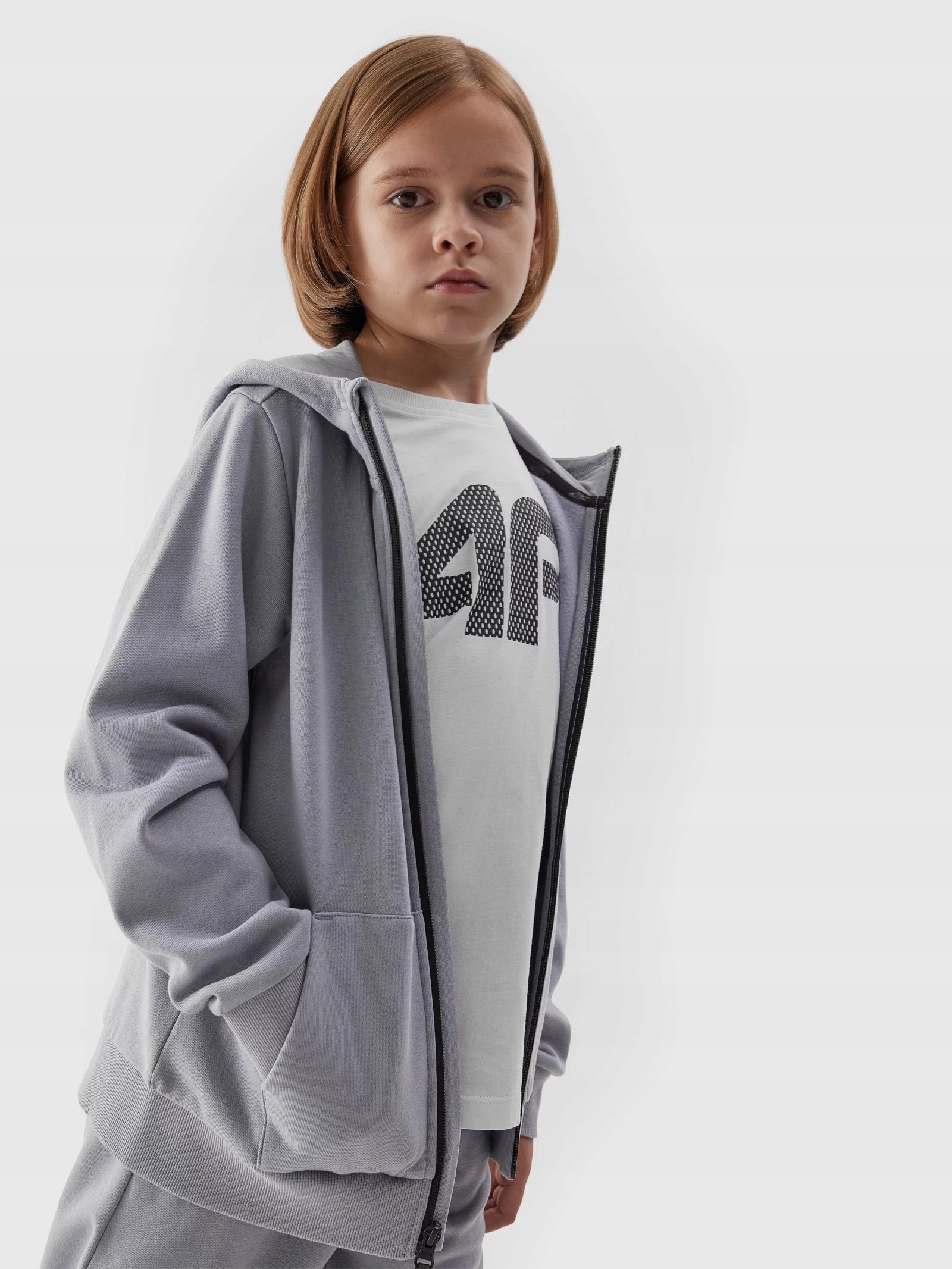 4F BLUZA CHŁOPIĘCA DRESOWA SPORTOWA Z KAPTUREM ROZPINANA Materiał dominujący bawełna