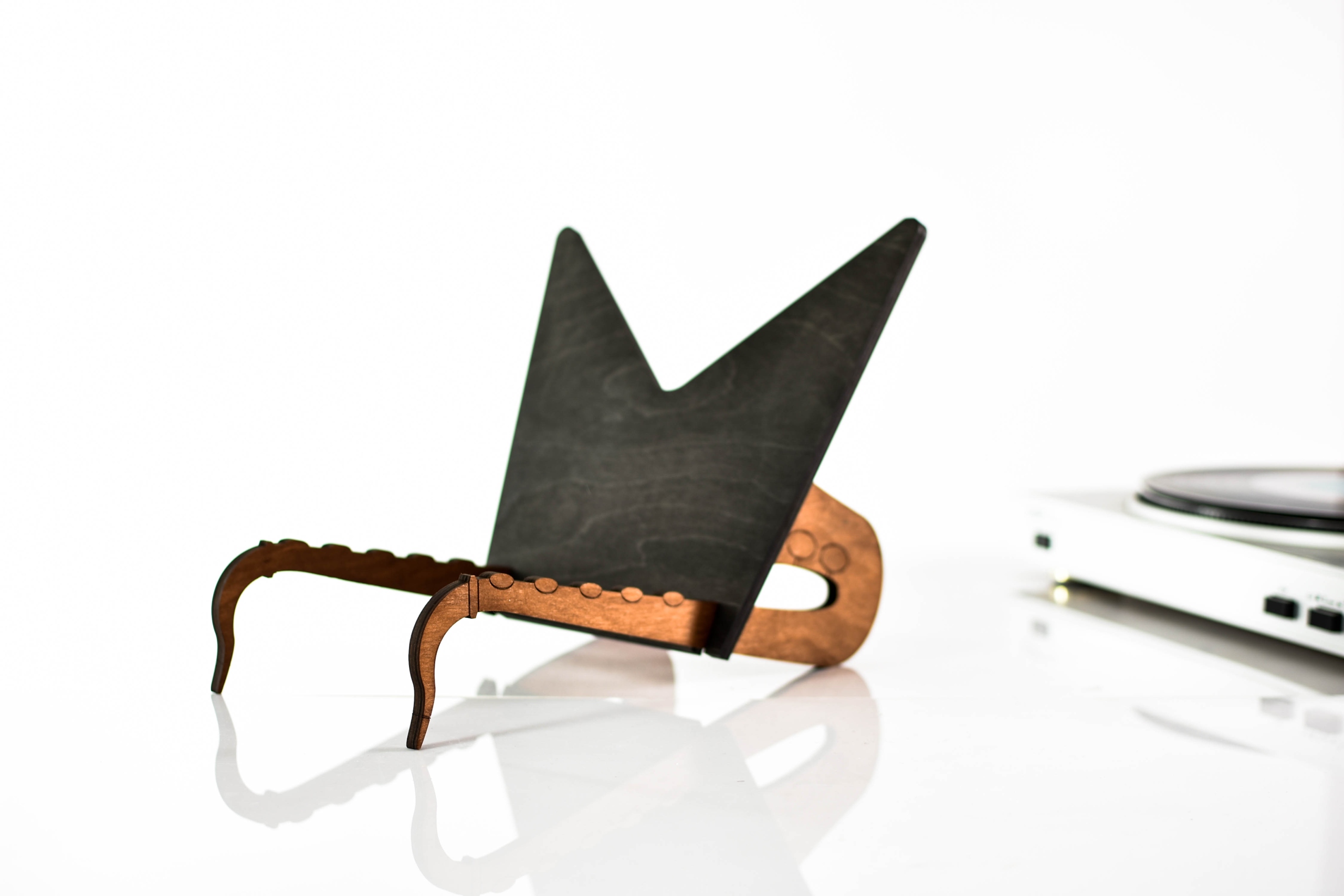 Stojan na vinylové desky, organizér na Lp desky, saxofon, pořadač na hudbu