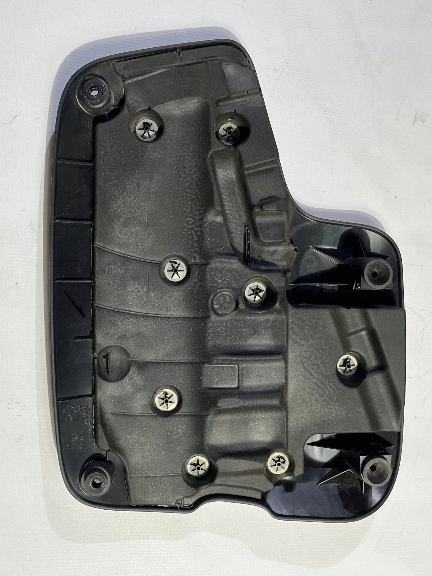 cover upper of the engine Chrysler Pacifica 2021