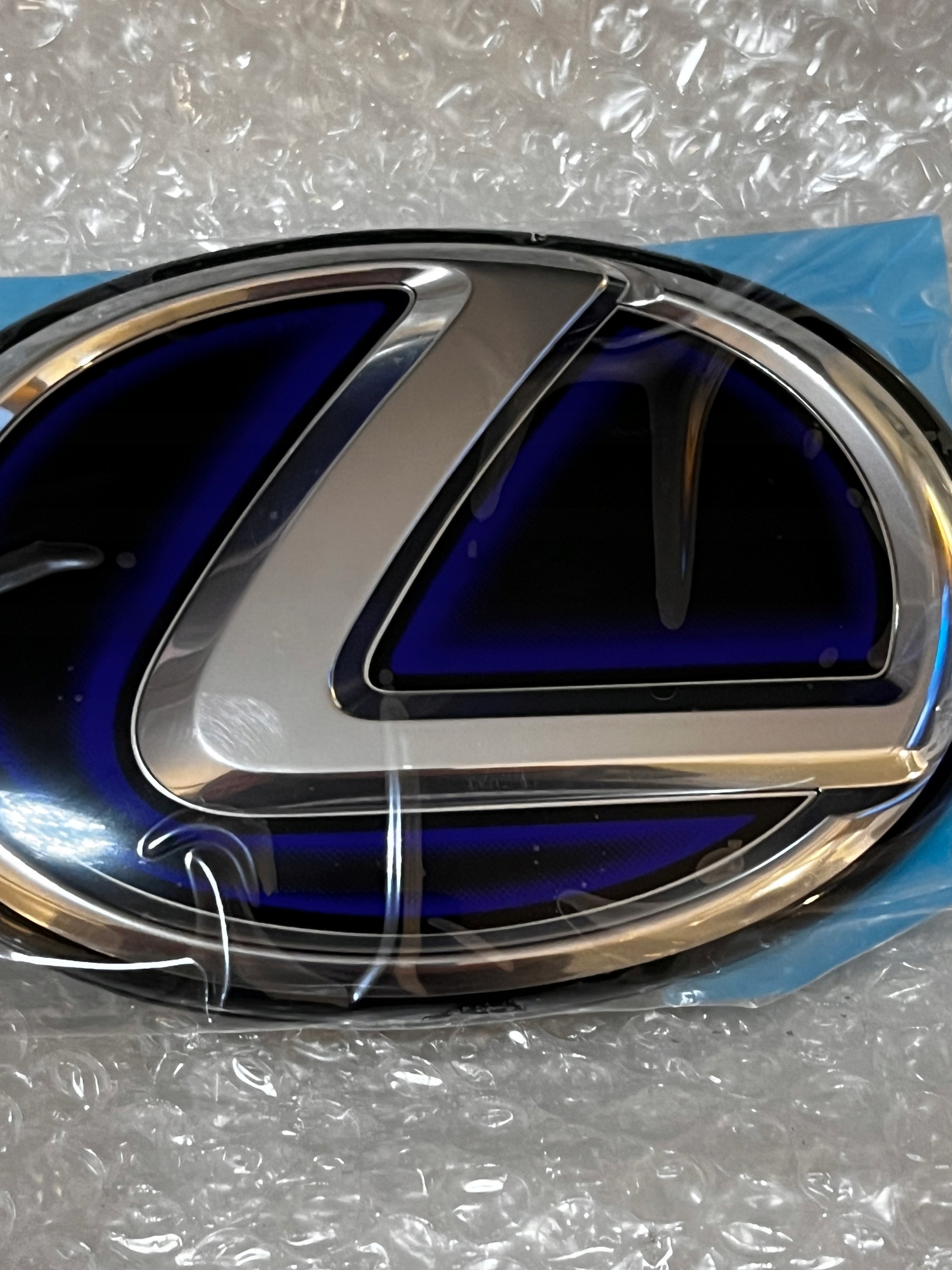 LEXUS NX300H EMBLEMAT POKRYWY BAGAŻNIKA 9097502114 Marka Lexus