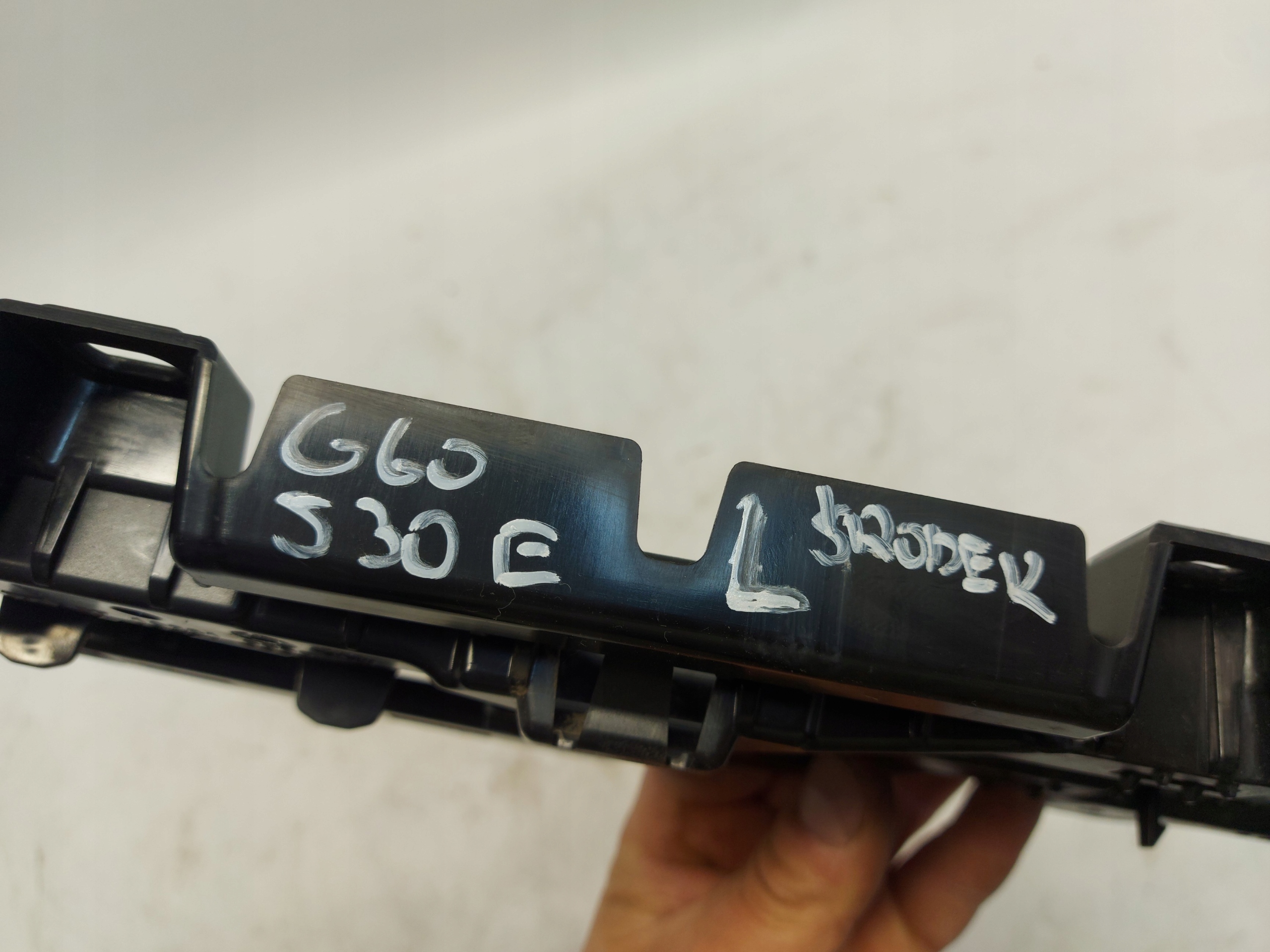 BMW 5 G60 Supporto staffa MINIGONNE sinistra medio 5A1C2C3