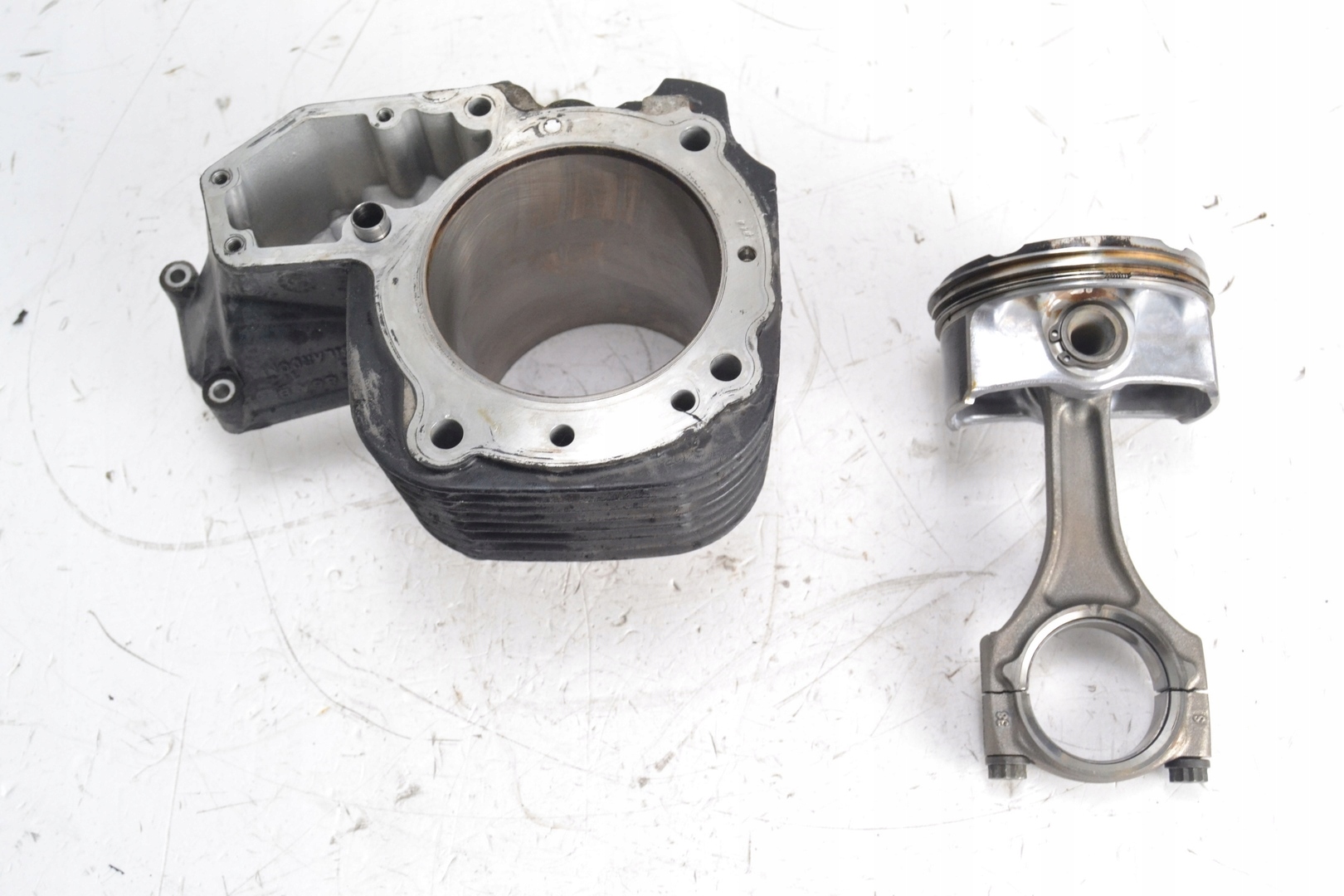 Циліндр правий і поршень BMW R 1200 RT K26 10-13