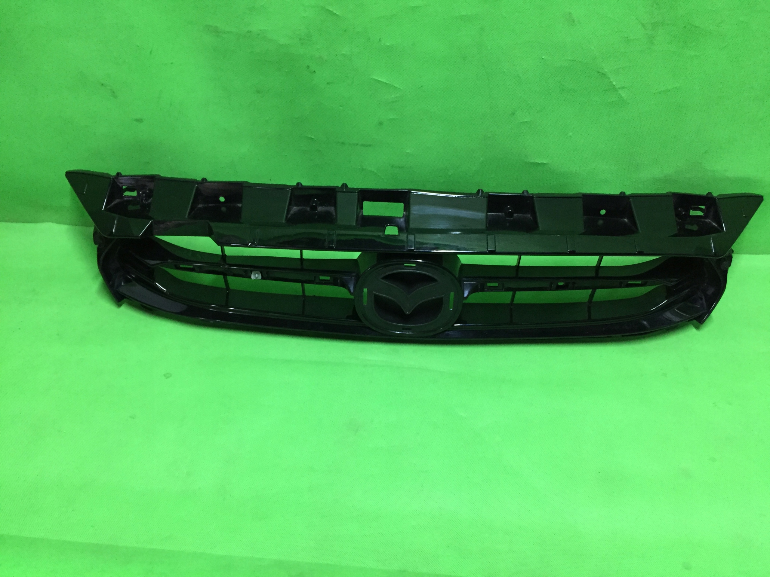 mazda oe D09J-50712 решетка радиатора