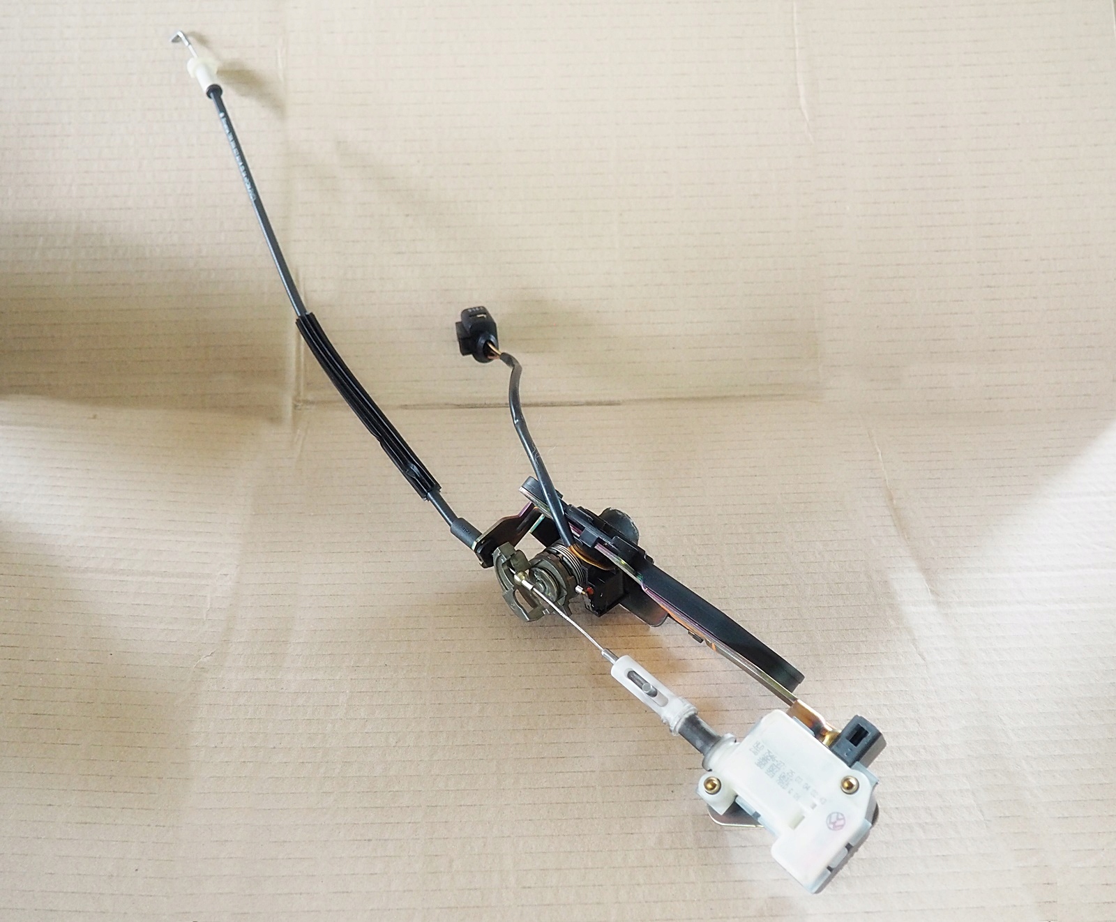 PASSAT B5 KOMBI LIFT SIŁOWNIK LINKA CENTRALNEGO ZAMKA KLAPY TYŁ 3B5827061C